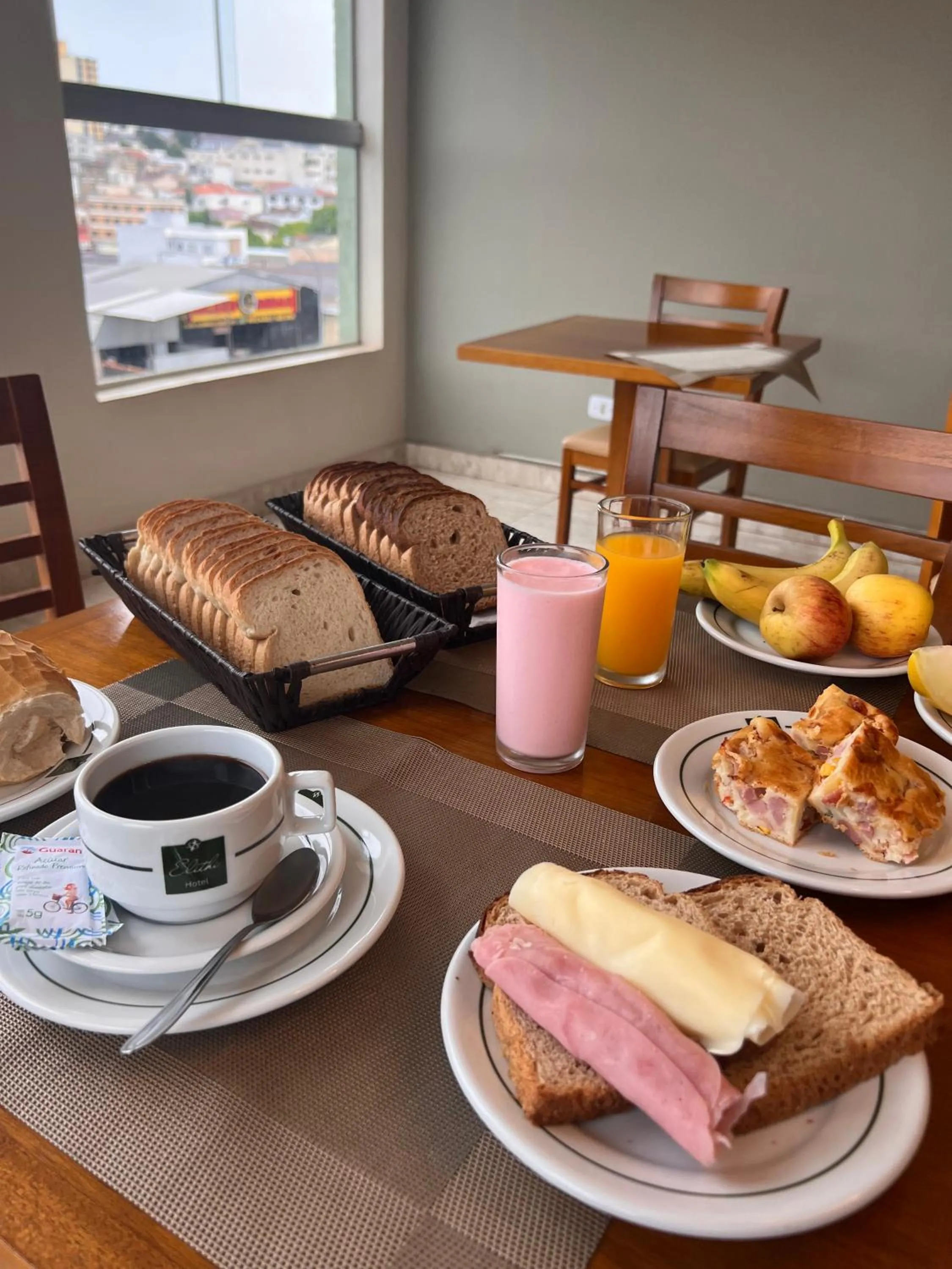 Breakfast in Hotel Elithi - O melhor custo benefício