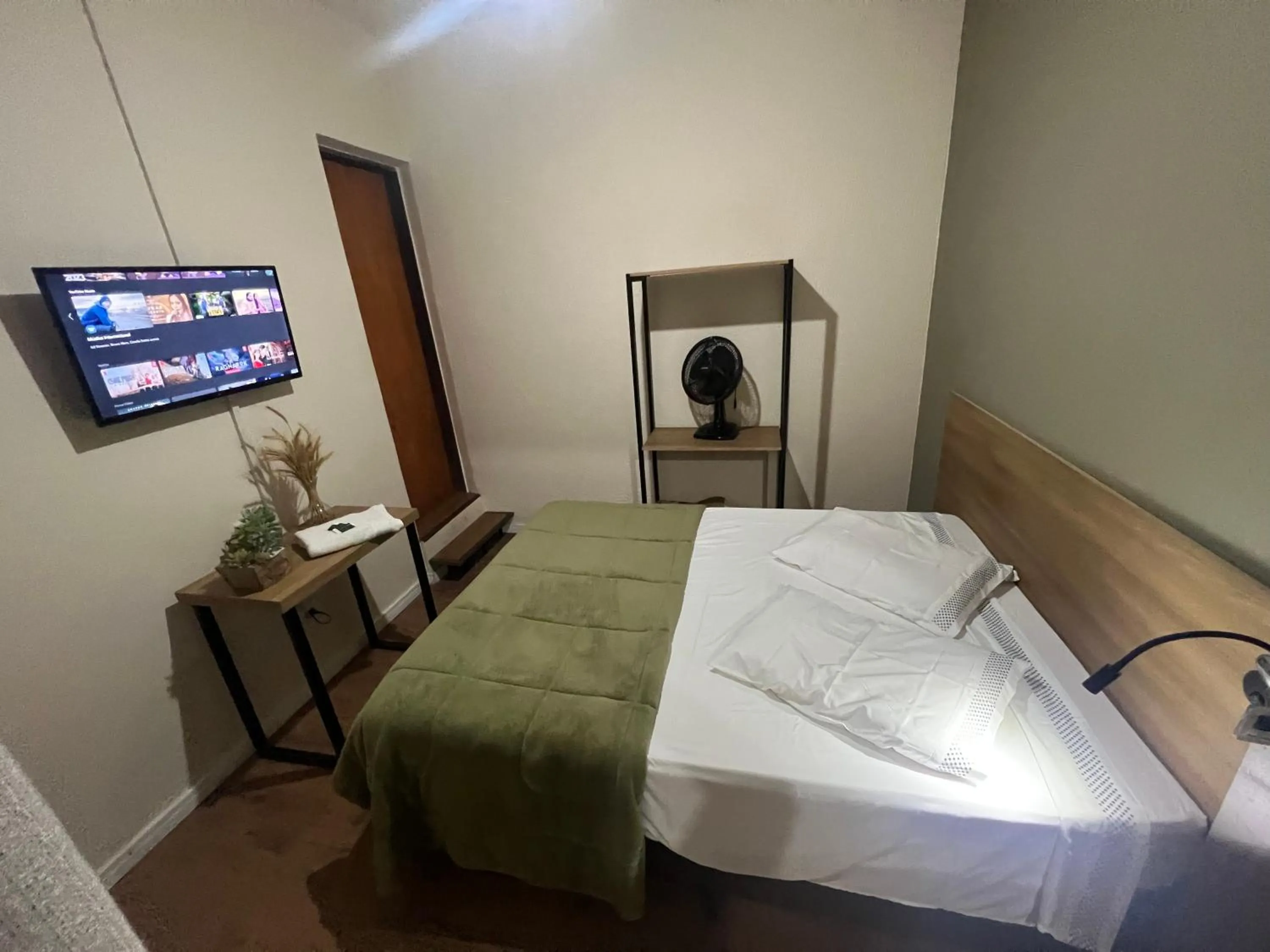 TV and multimedia, Bed in Hotel Elithi - O melhor custo benefício