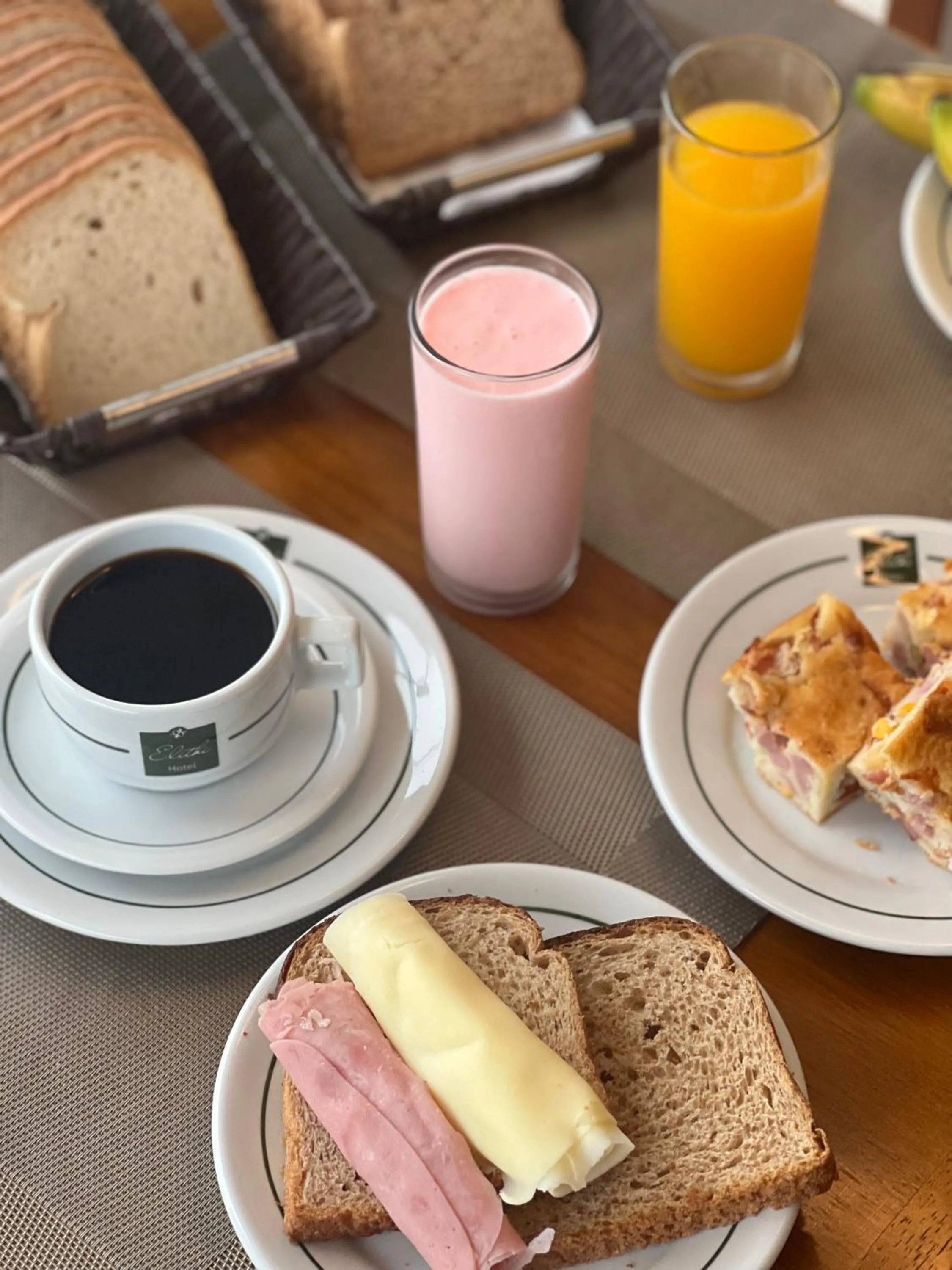 Breakfast in Hotel Elithi - O melhor custo benefício