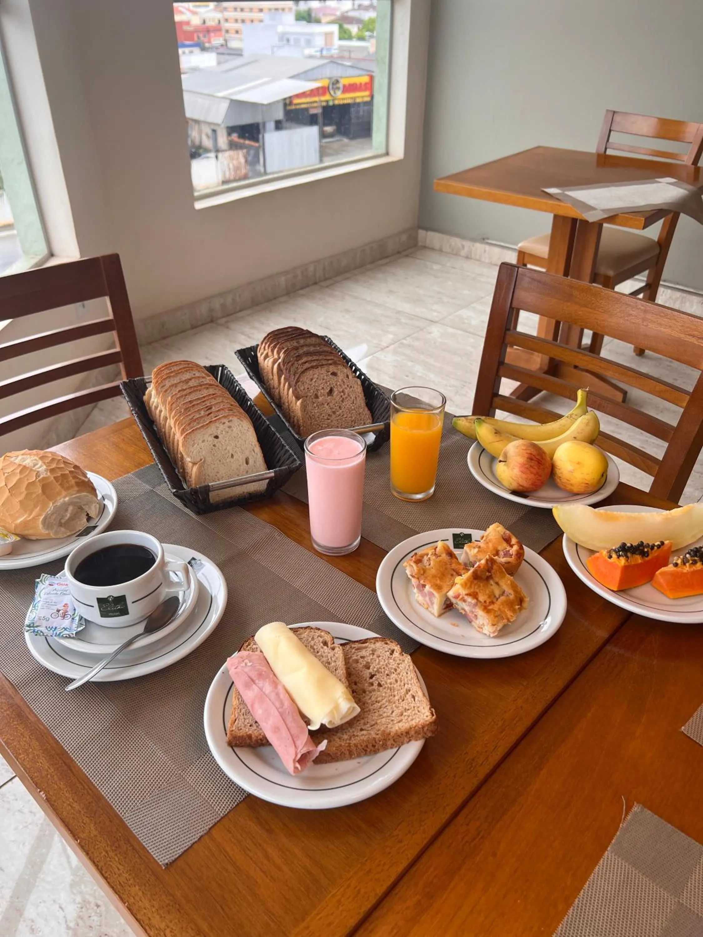 Breakfast in Hotel Elithi - O melhor custo benefício