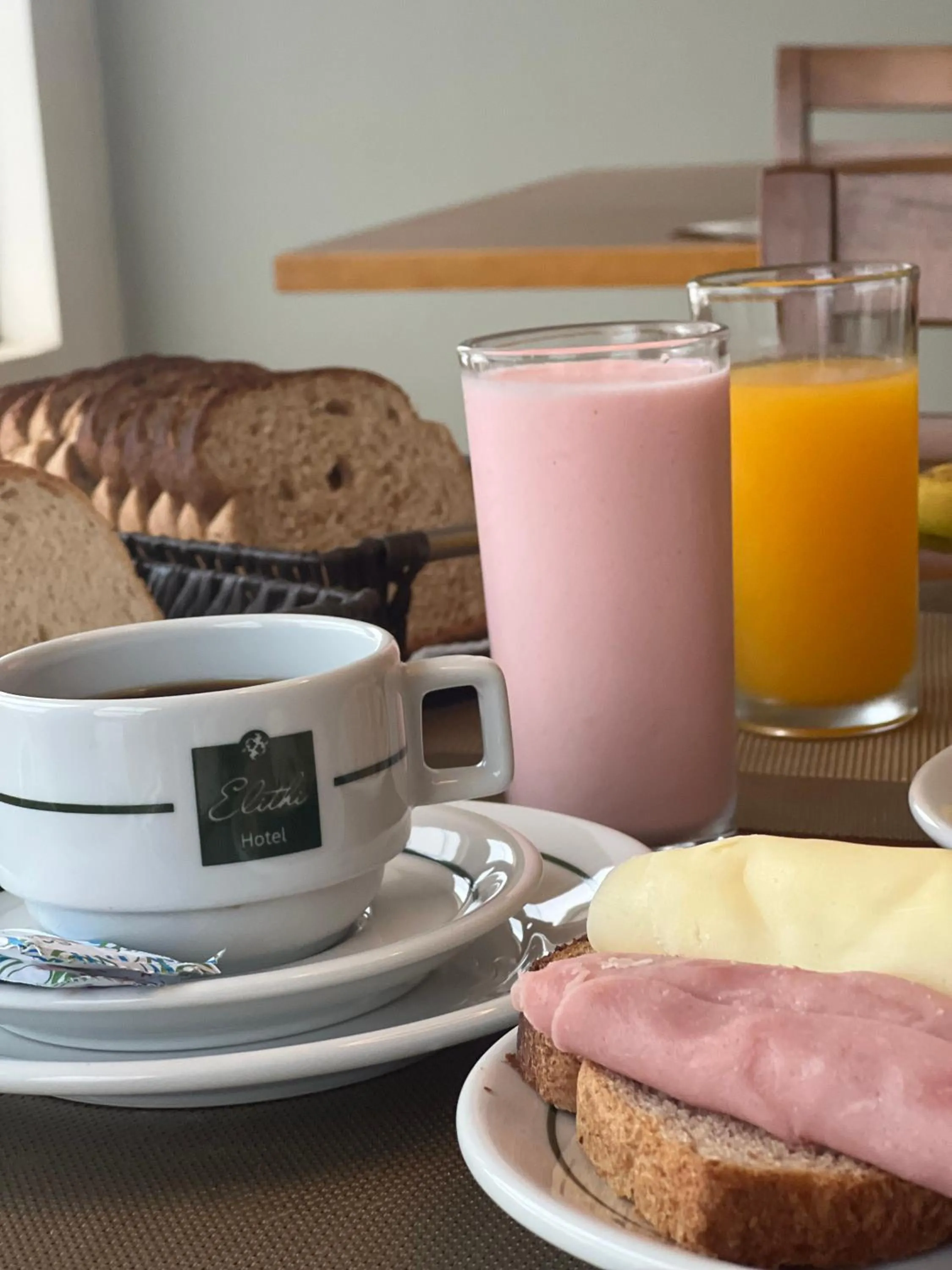 Breakfast in Hotel Elithi - O melhor custo benefício