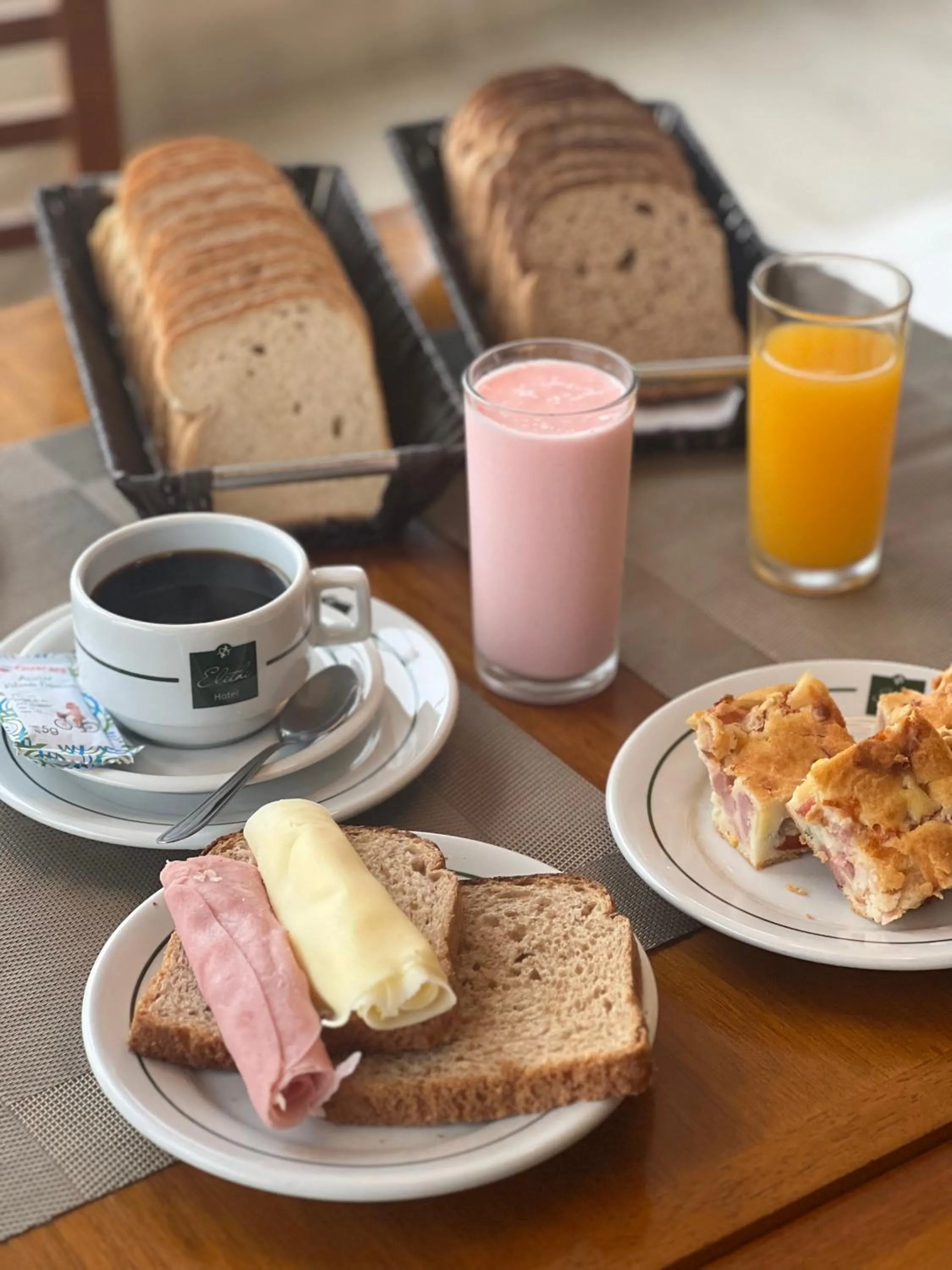Breakfast in Hotel Elithi - O melhor custo benefício