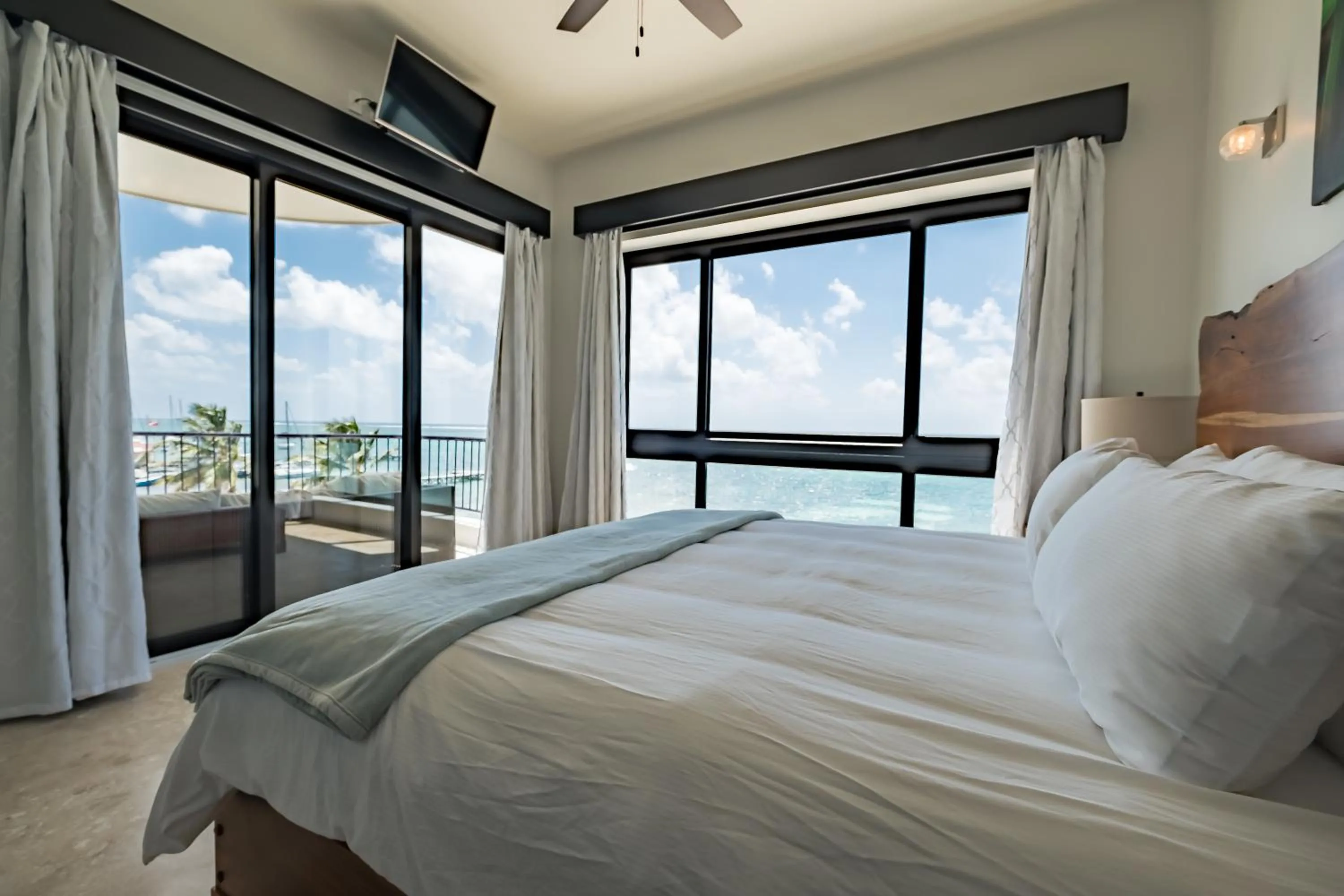 Bedroom, Bed in Diamante Beachfront Suites