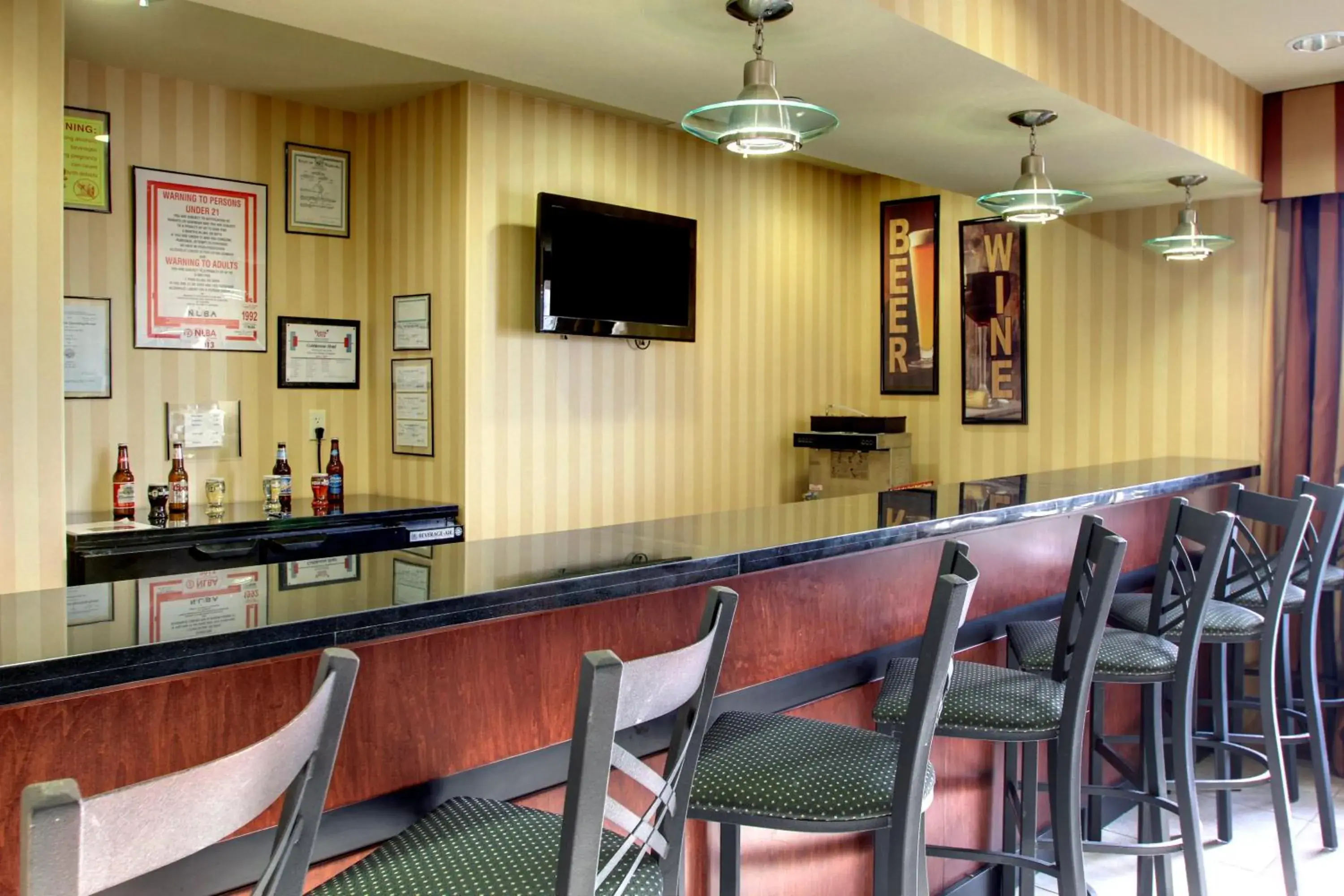 Lounge or bar in Cobblestone Hotel - Wayne Lounge or bar in Cobblestone Hotel - Wayne