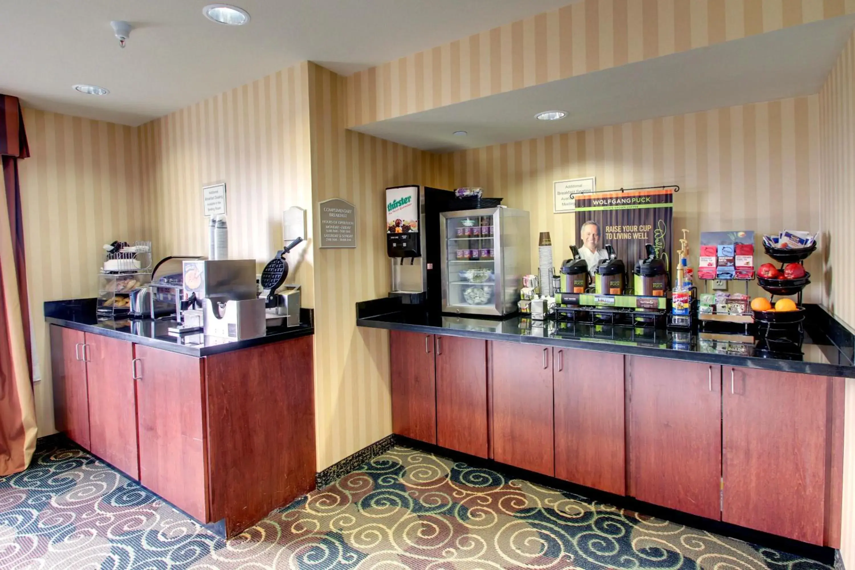 American breakfast in Cobblestone Hotel - Wayne American breakfast in Cobblestone Hotel - Wayne