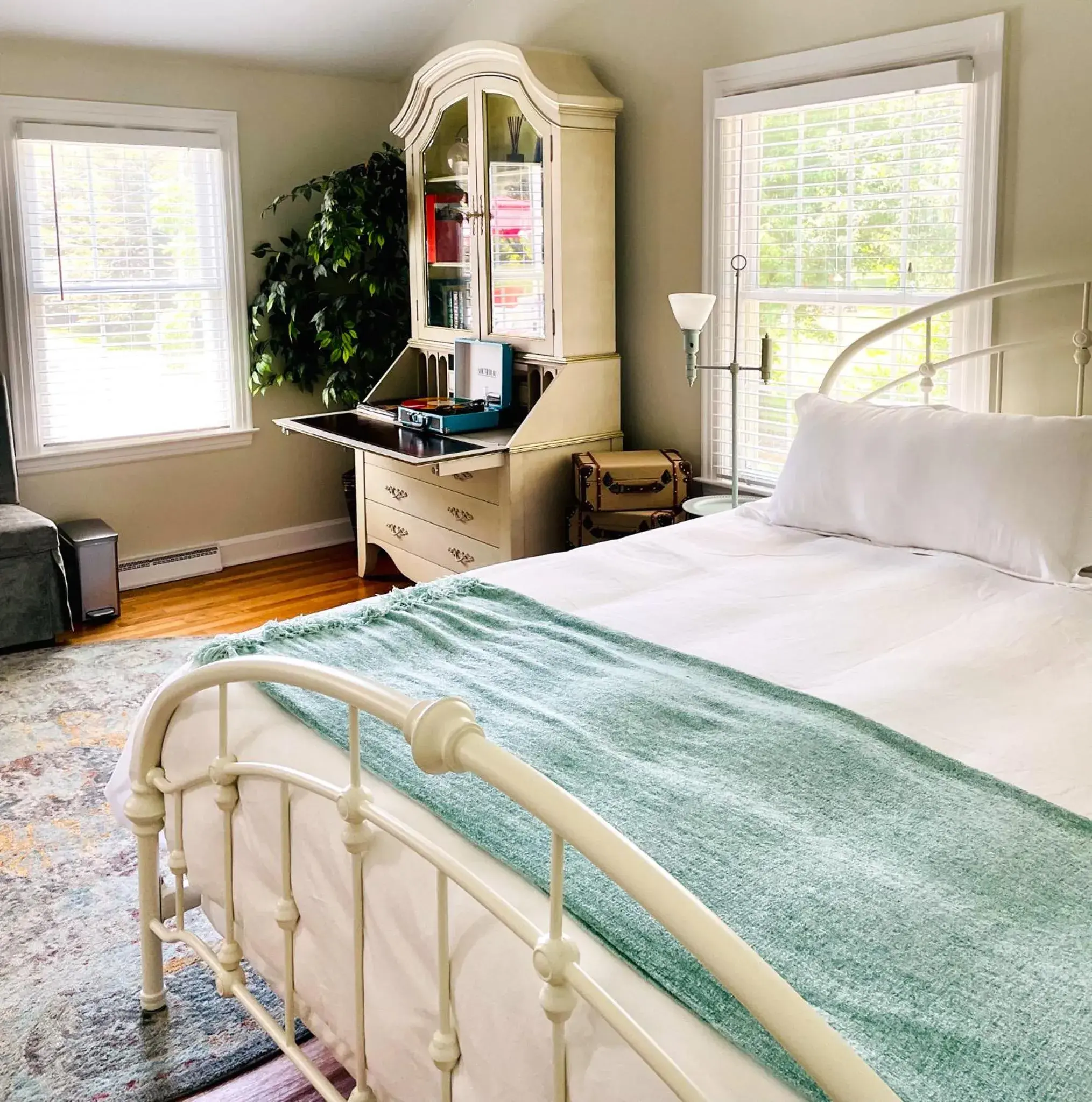 1st Floor Private Entrance King Guestroom with Bathtub in The Homestead 1st Floor Private Entrance King Guestroom with Bathtub in The Homestead