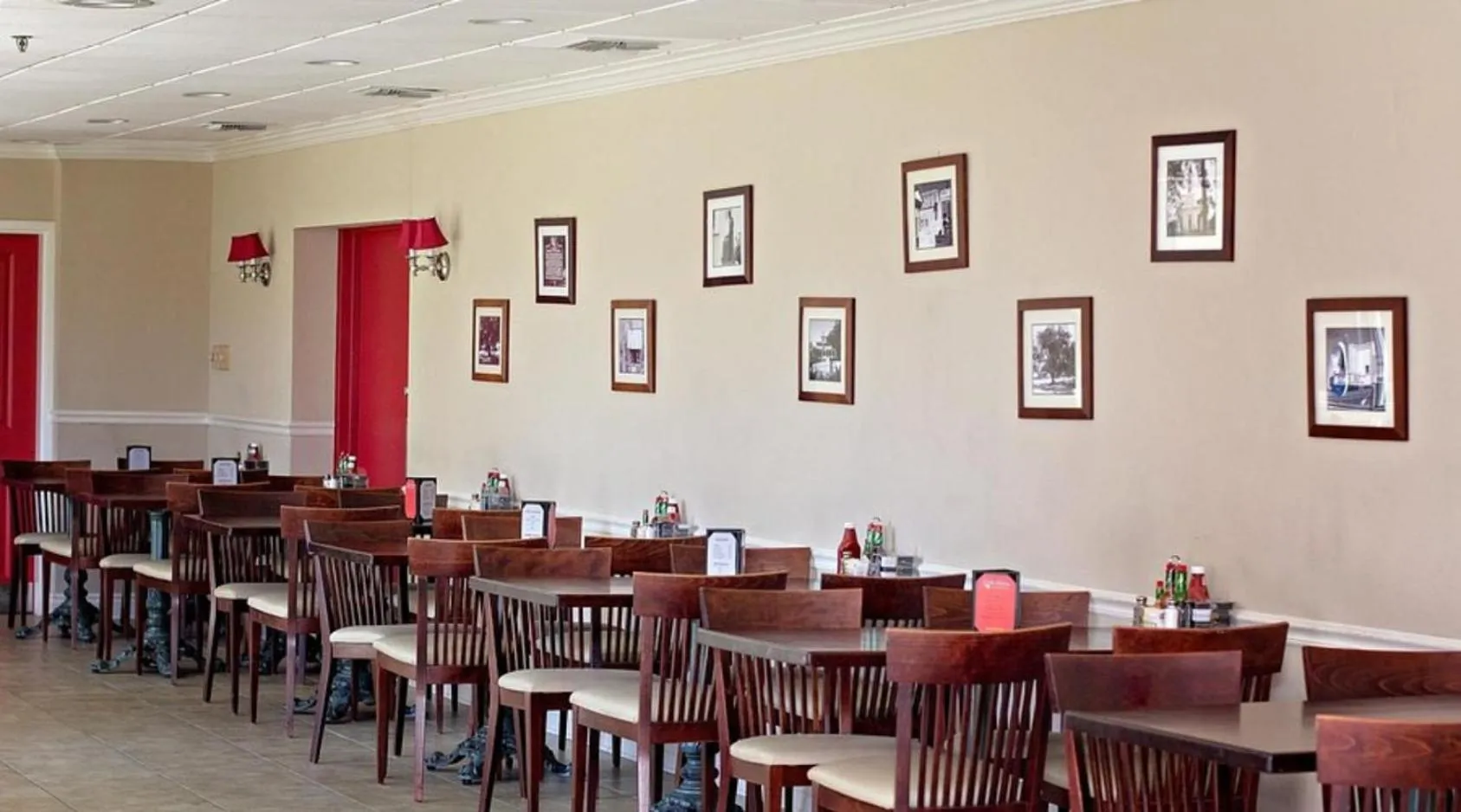 Breakfast in Iberia House & Suites