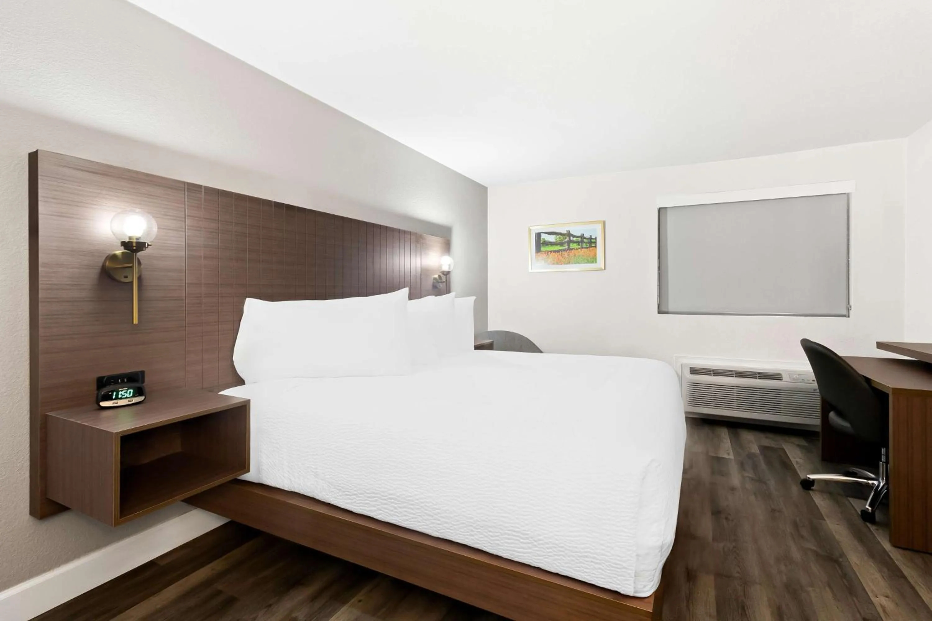 Bedroom, Bed in SureStay Hotel by Best Western Groves