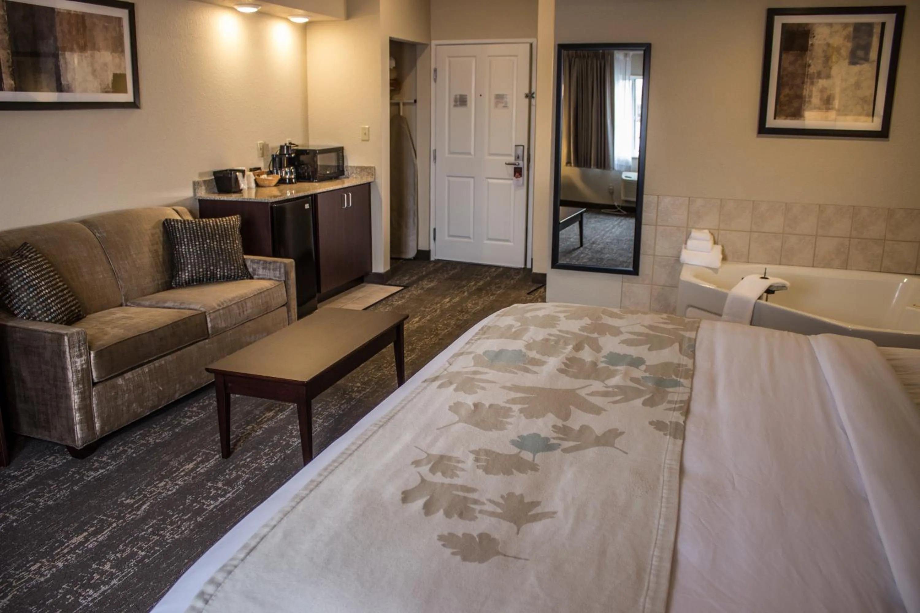 Seating area, Bed in Cobblestone Suites - Oshkosh
