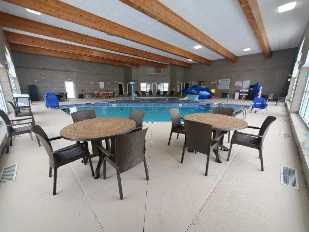 Swimming pool in Cobblestone Suites - Oshkosh Swimming pool in Cobblestone Suites - Oshkosh