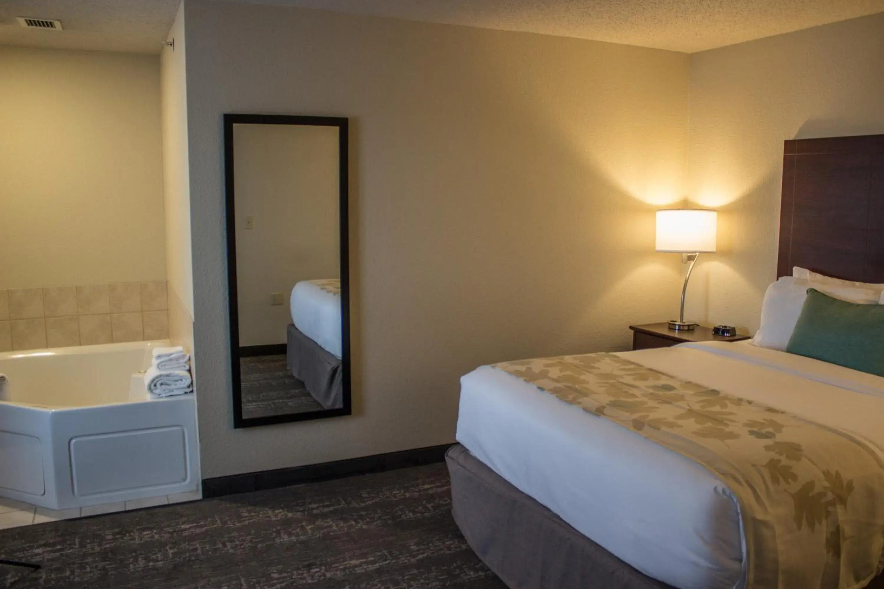 Deluxe Two Room Queen Suite - Disability Access - Non-Smoking in Cobblestone Suites - Oshkosh Deluxe Two Room Queen Suite - Disability Access - Non-Smoking in Cobblestone Suites - Oshkosh