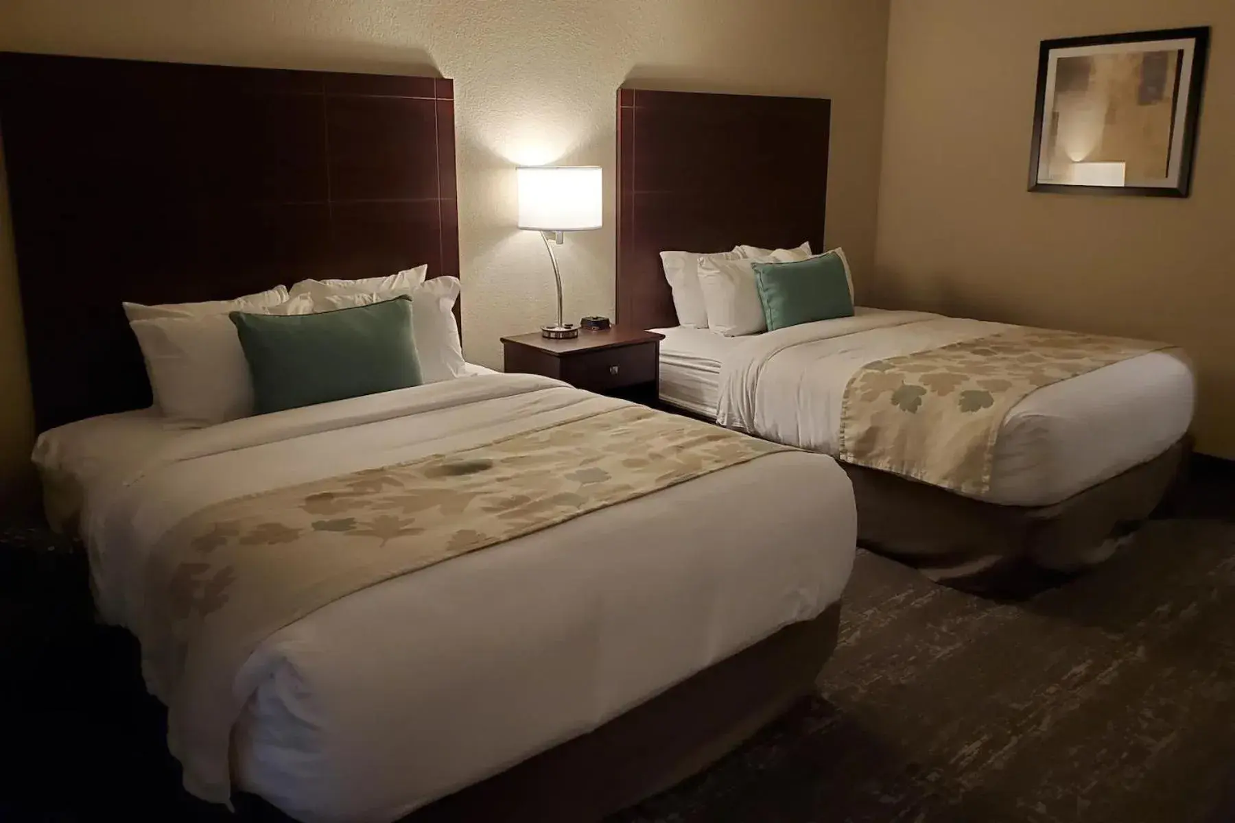 Photo of the whole room, Bed in Cobblestone Suites - Oshkosh Photo of the whole room, Bed in Cobblestone Suites - Oshkosh
