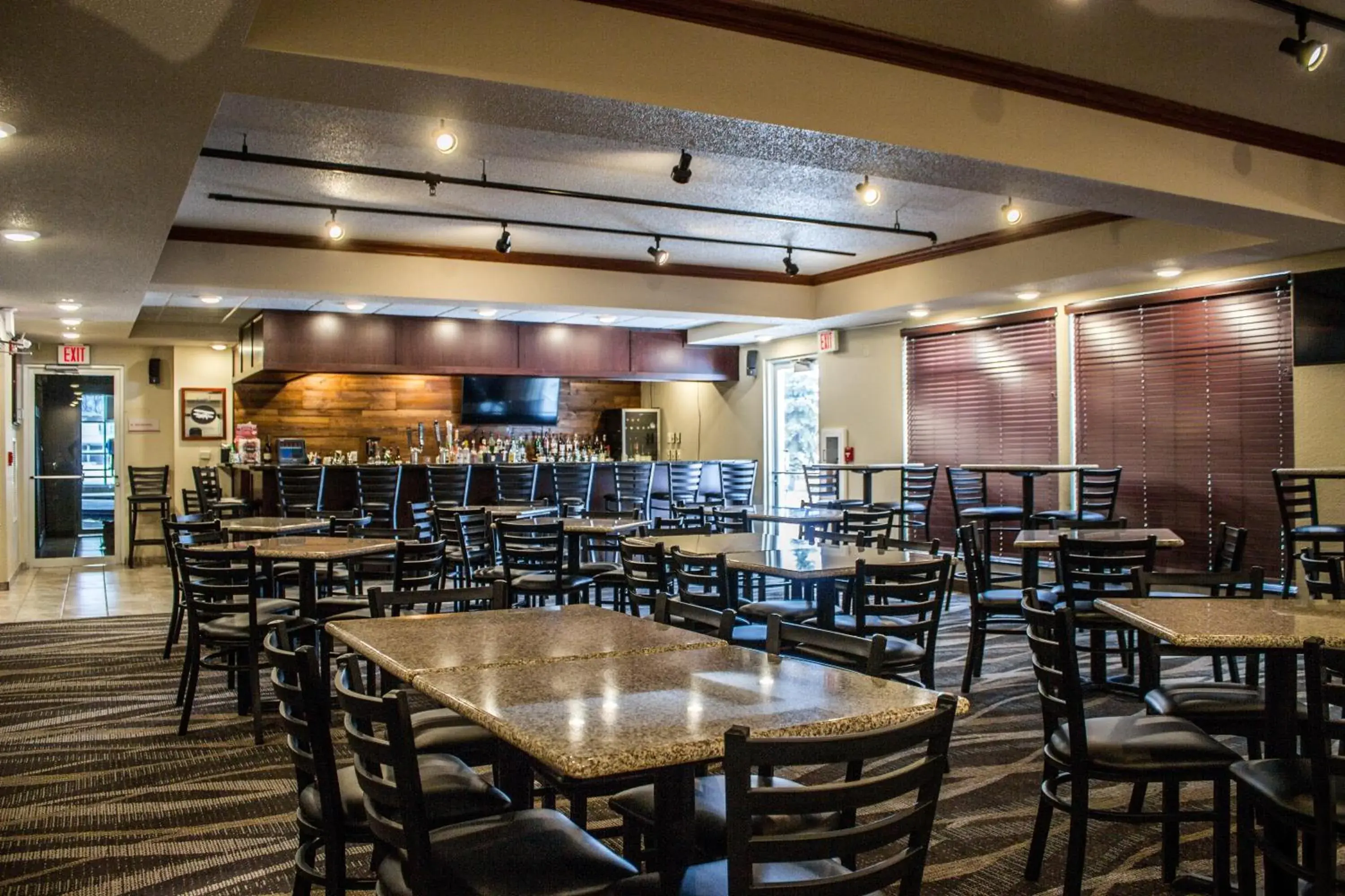 Lounge or bar in Cobblestone Suites - Oshkosh Lounge or bar in Cobblestone Suites - Oshkosh