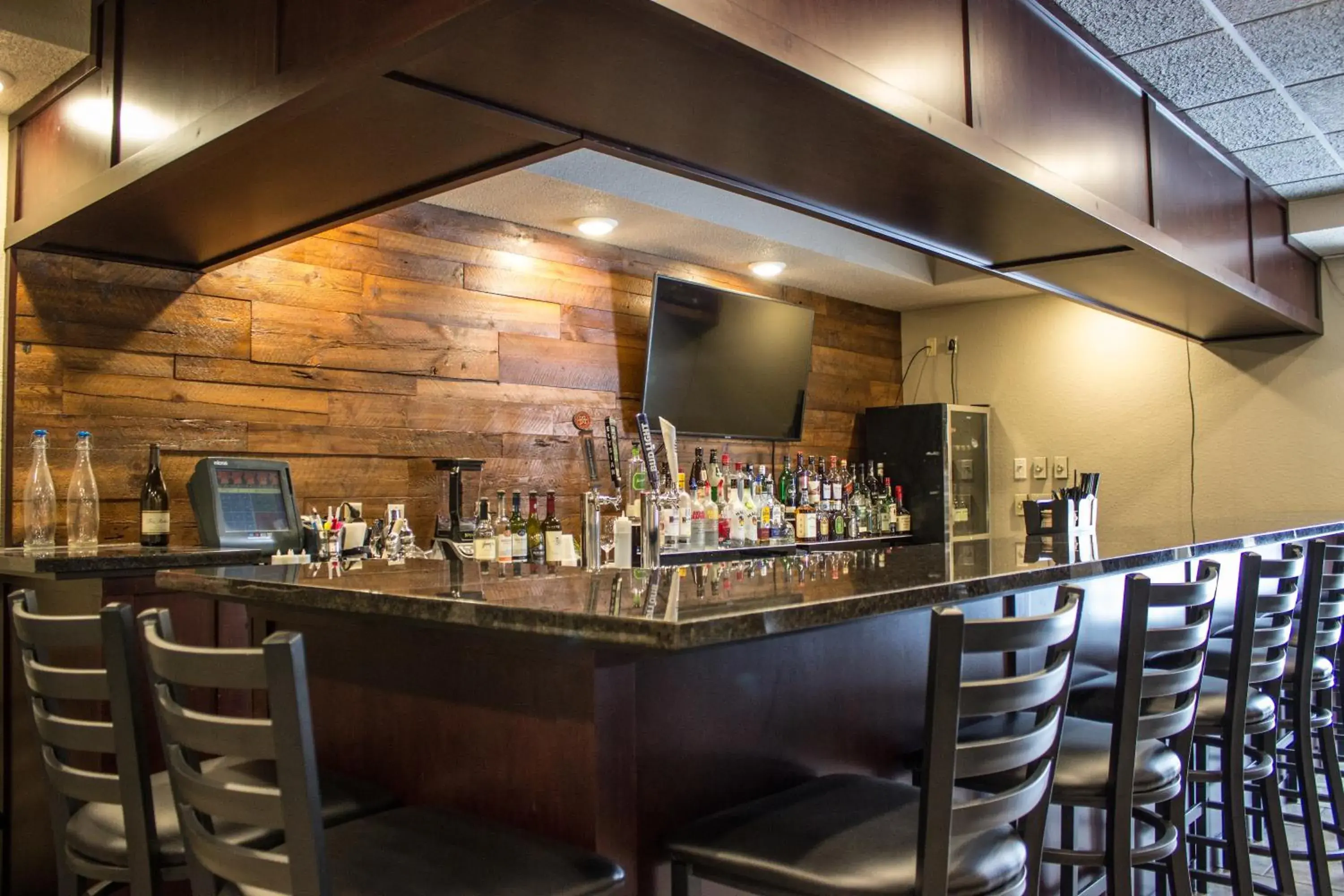 Lounge or bar in Cobblestone Suites - Oshkosh Lounge or bar in Cobblestone Suites - Oshkosh
