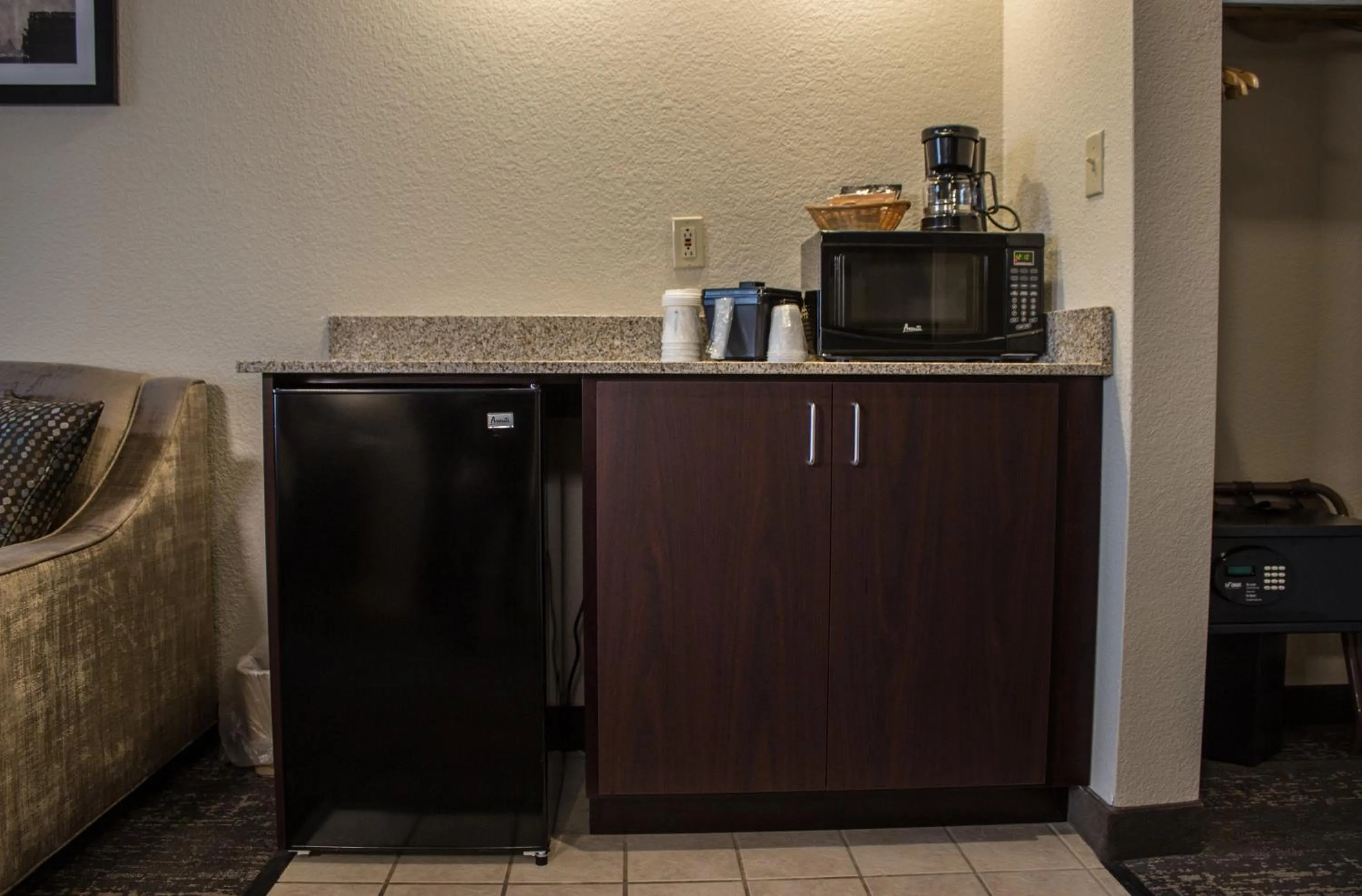 Coffee/tea facilities in Cobblestone Suites - Oshkosh