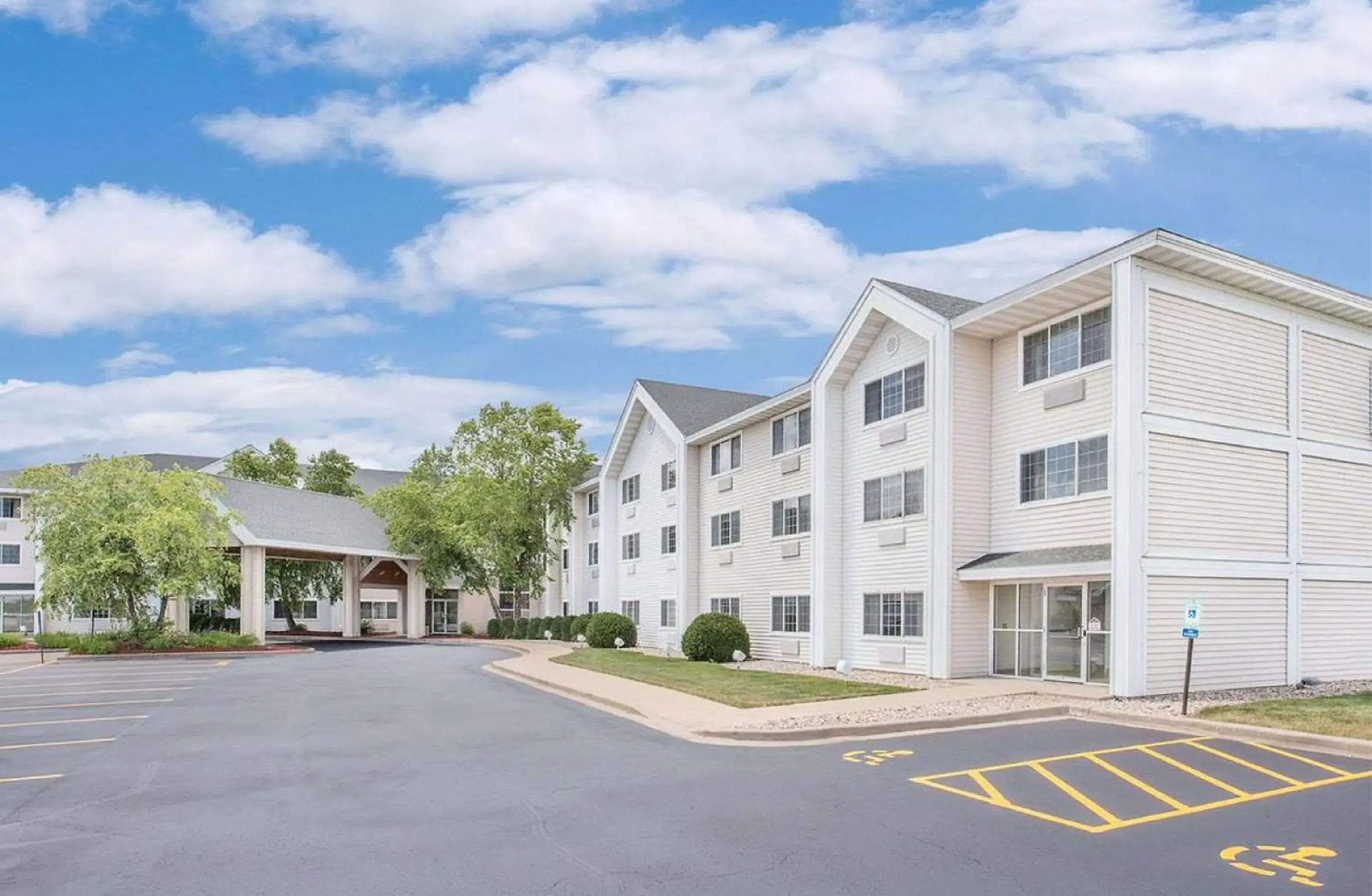 Facade/entrance in Cobblestone Suites - Oshkosh Facade/entrance in Cobblestone Suites - Oshkosh