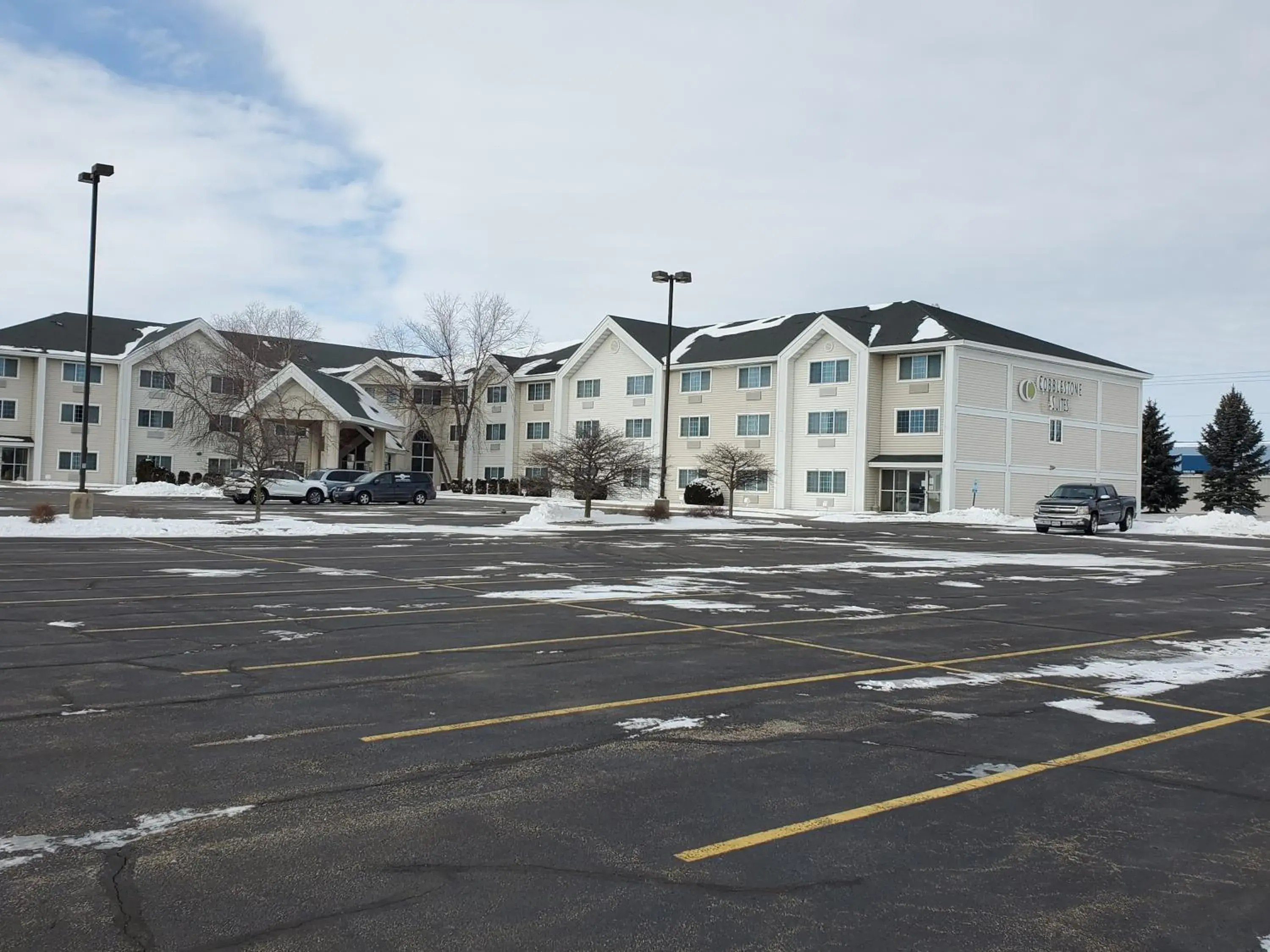 Facade/entrance in Cobblestone Suites - Oshkosh Facade/entrance in Cobblestone Suites - Oshkosh