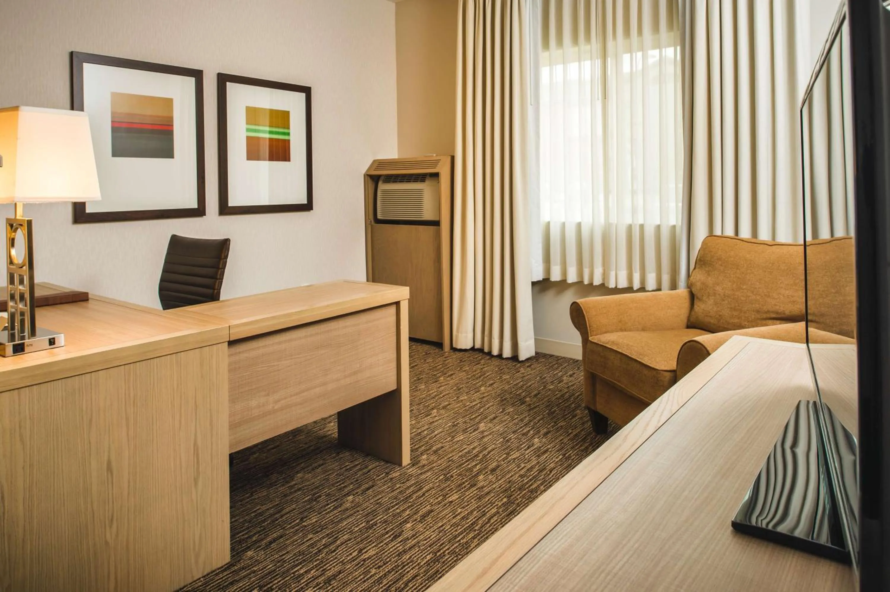 Bedroom, Bed in DoubleTree by Hilton Olympia