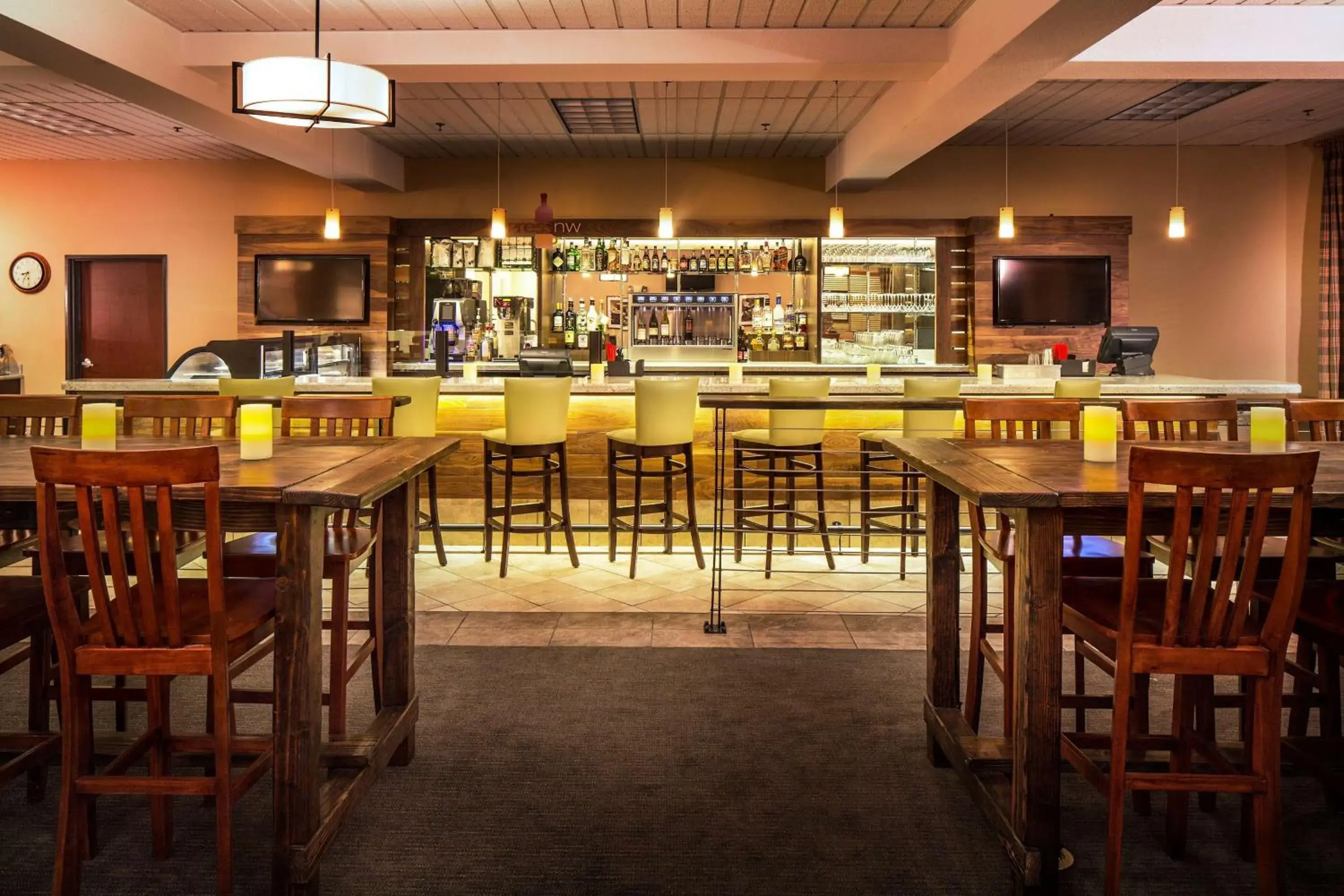 Lounge or bar in DoubleTree by Hilton Olympia Lounge or bar in DoubleTree by Hilton Olympia