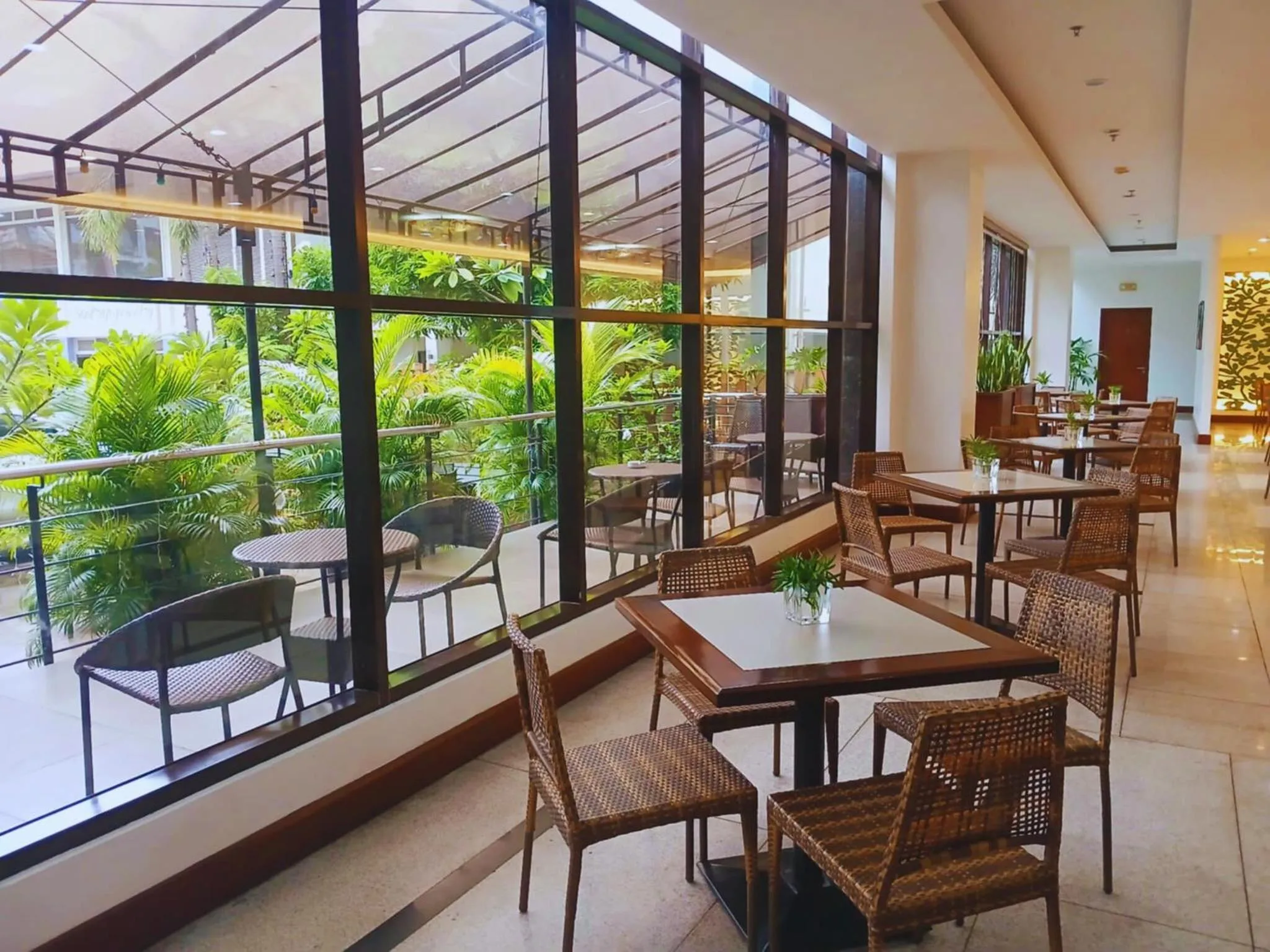 Restaurant/places to eat in Dohera Hotel