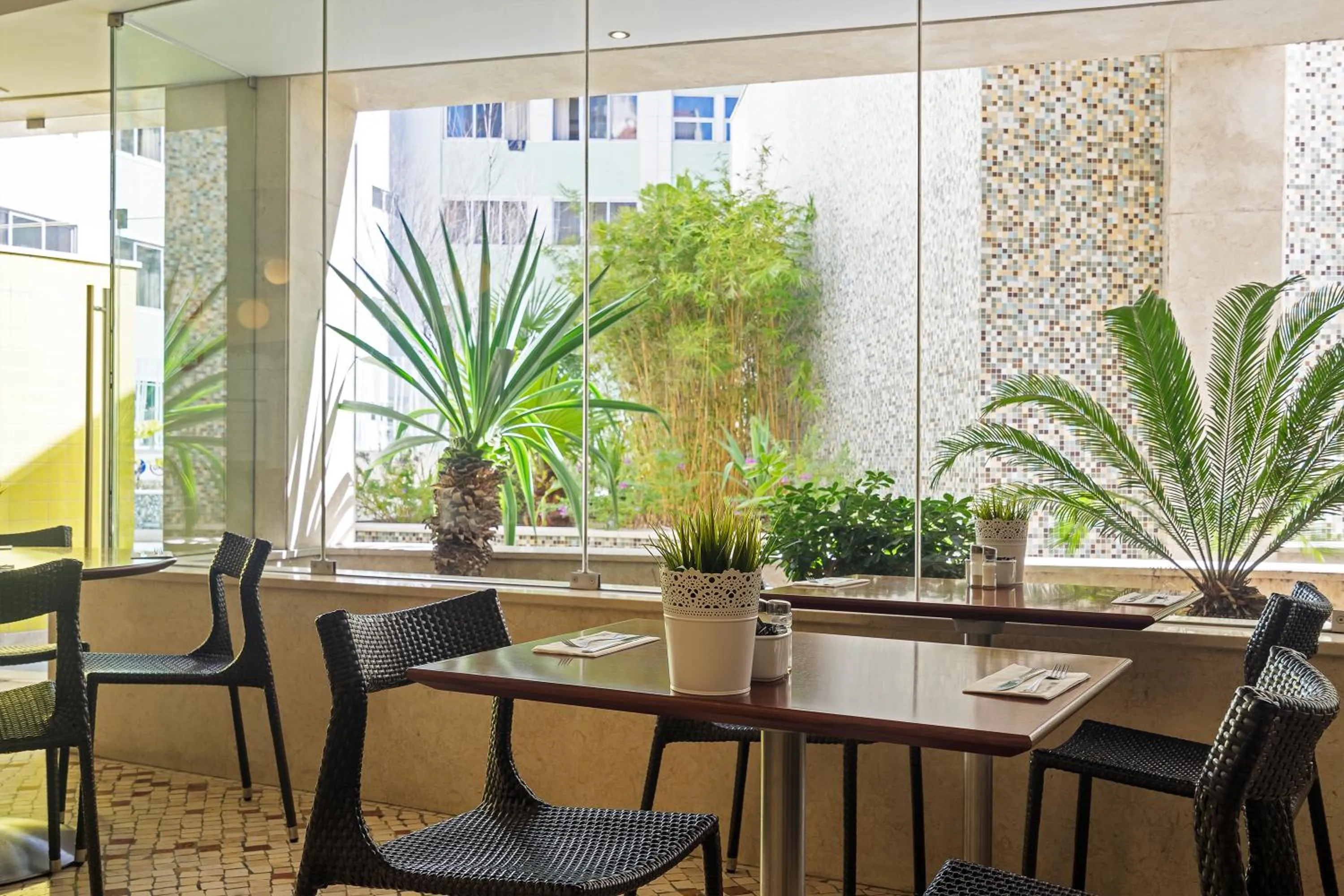 Restaurant/places to eat in HF Fénix Garden