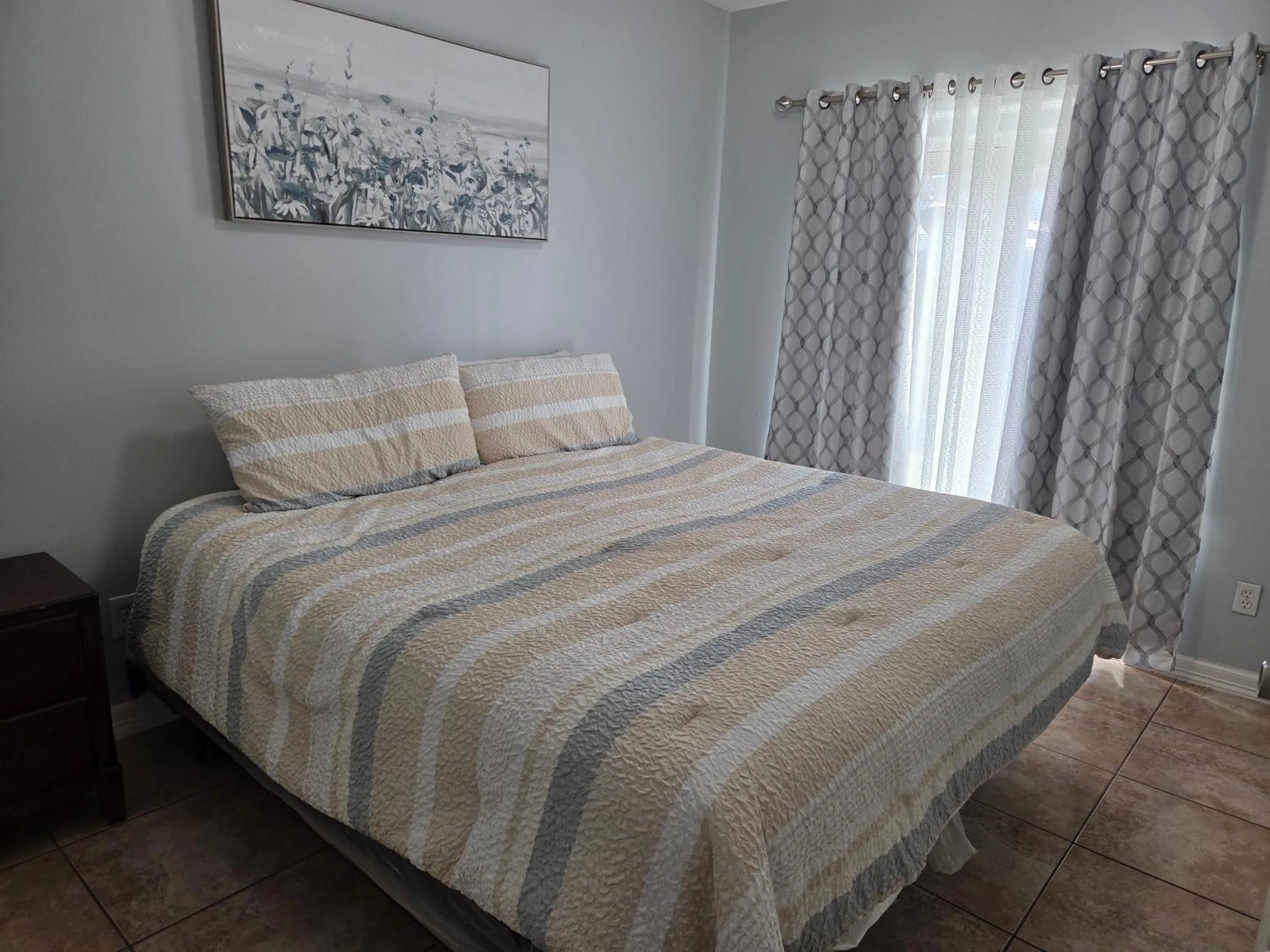 Bed in 107 Pike on Oceanside