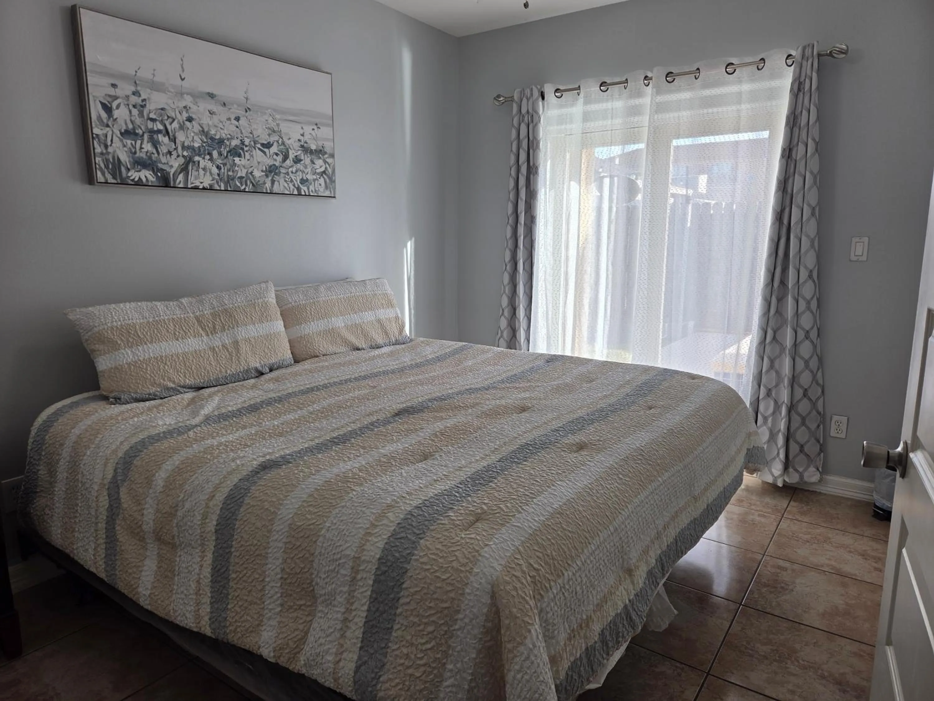 Bed in 107 Pike on Oceanside