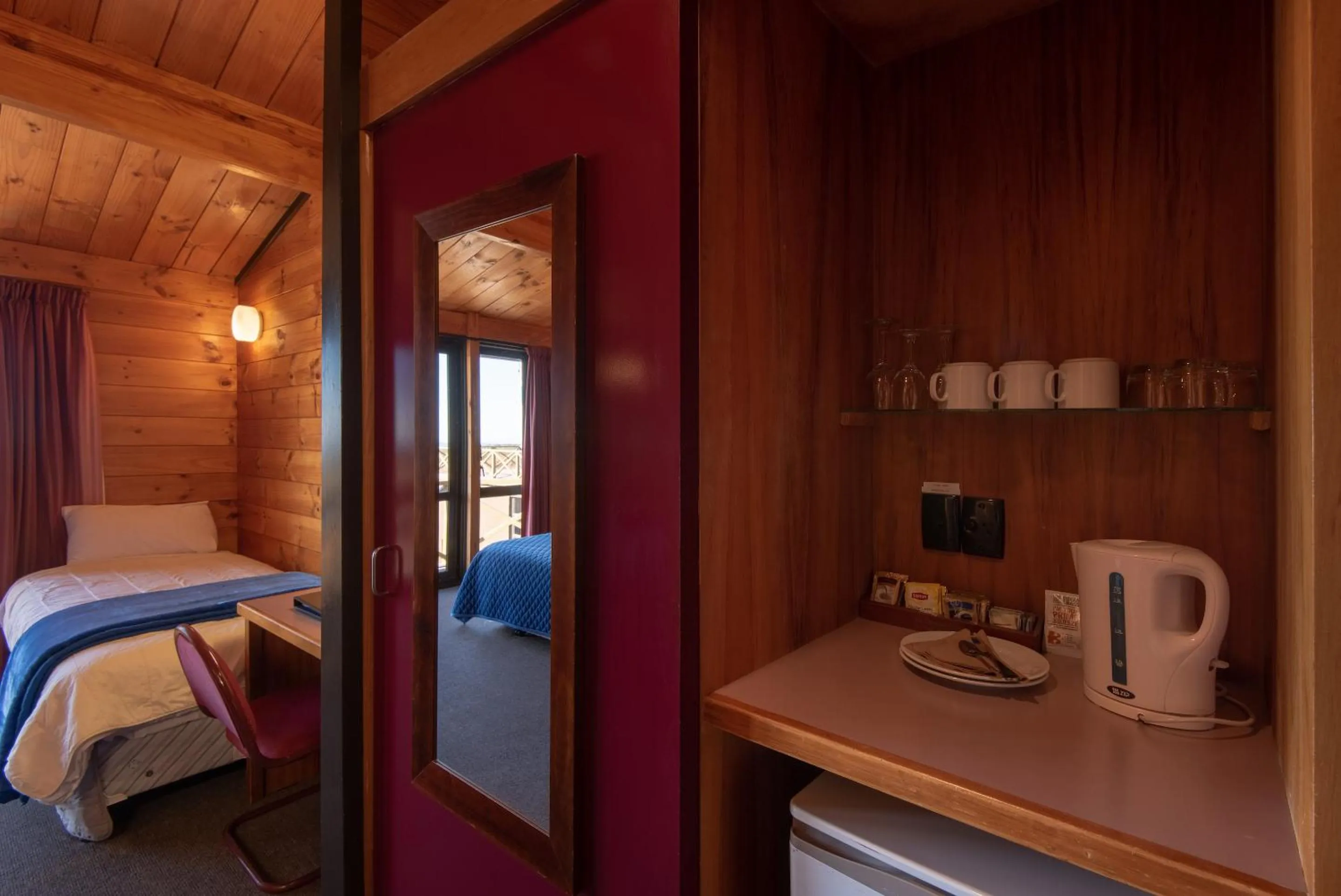 Coffee/tea facilities, Bed in Skotel Alpine Resort