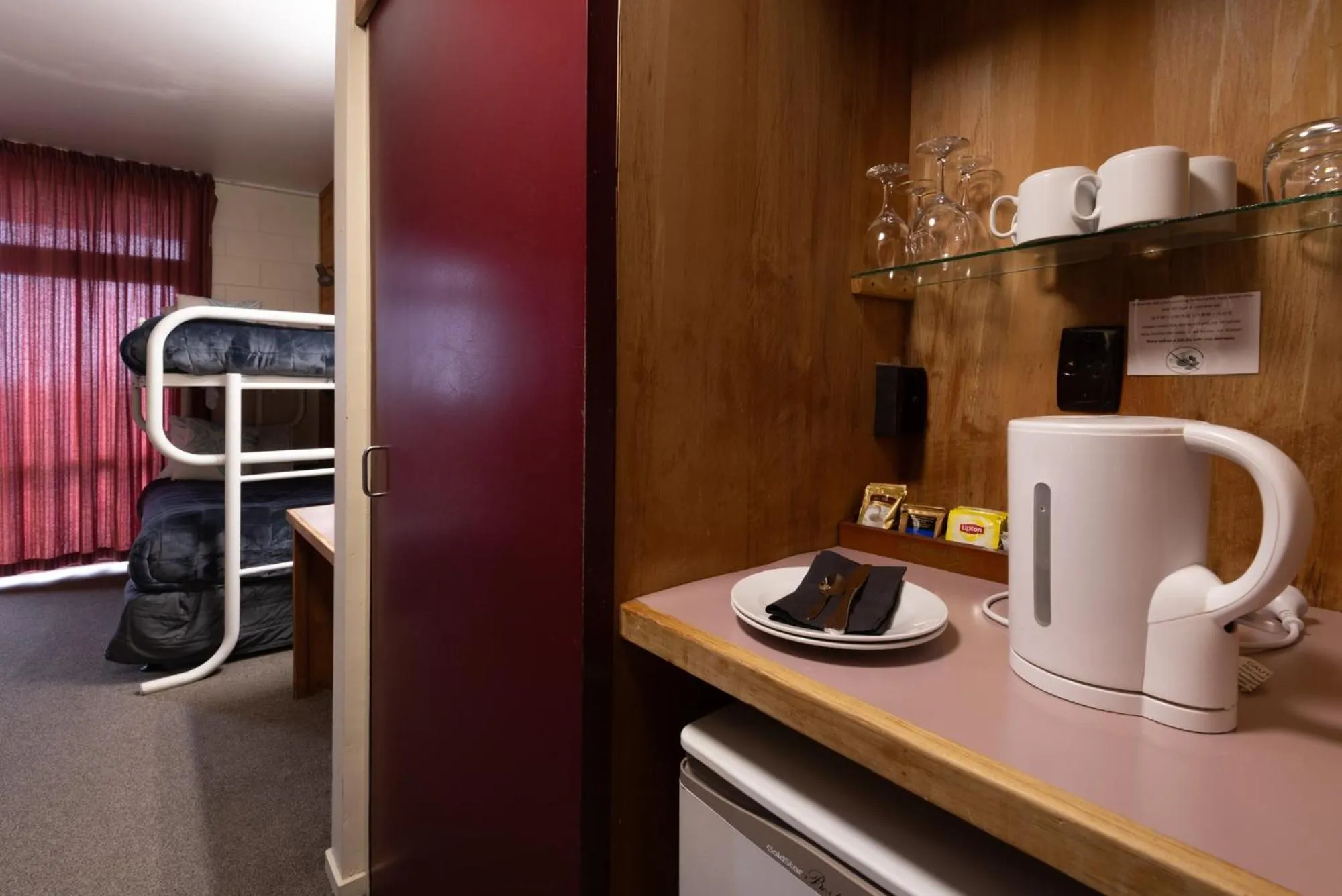 Coffee/tea facilities, Bed in Skotel Alpine Resort