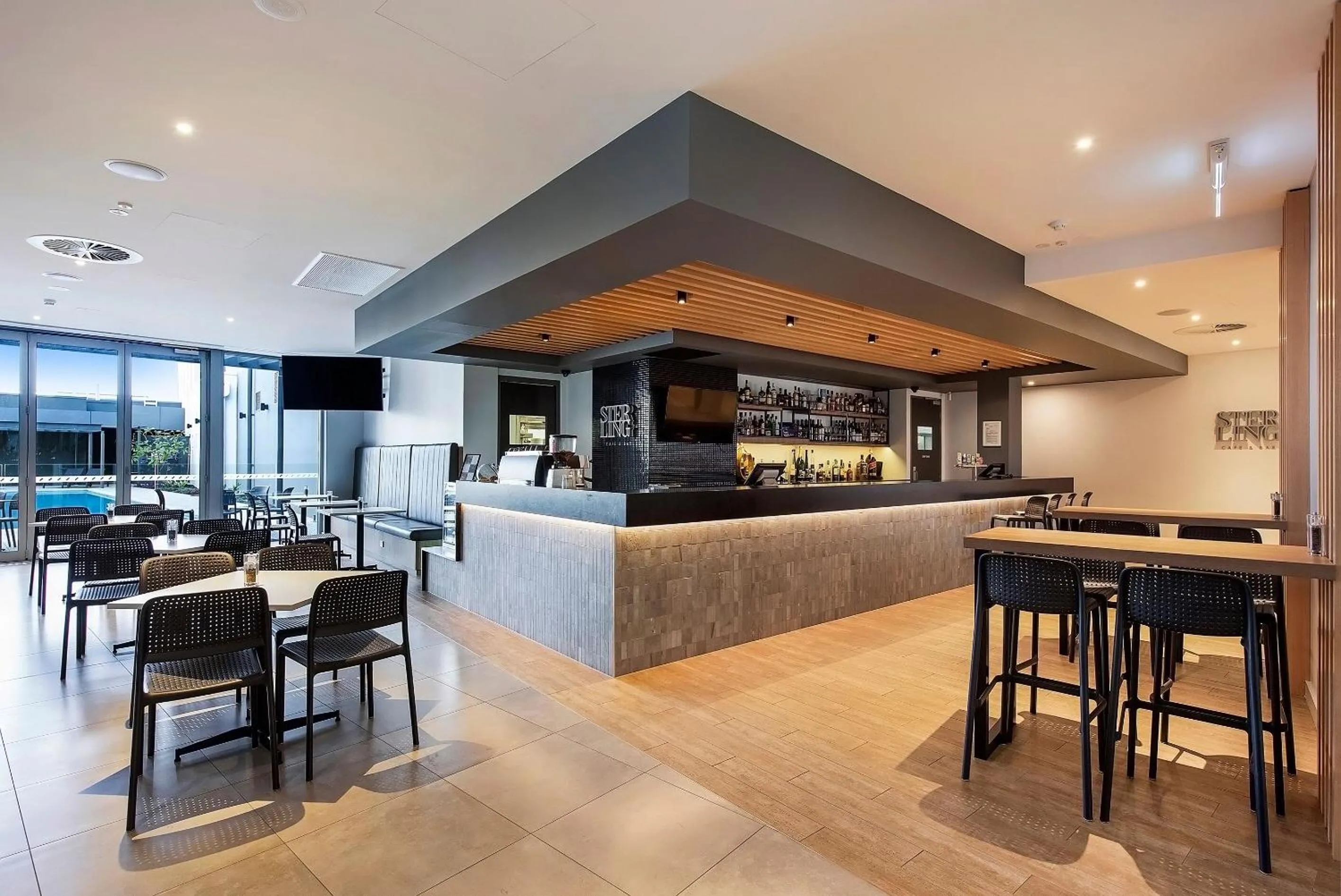 Lounge or bar in Ingot Hotel Perth, an Ascend Collection Hotel