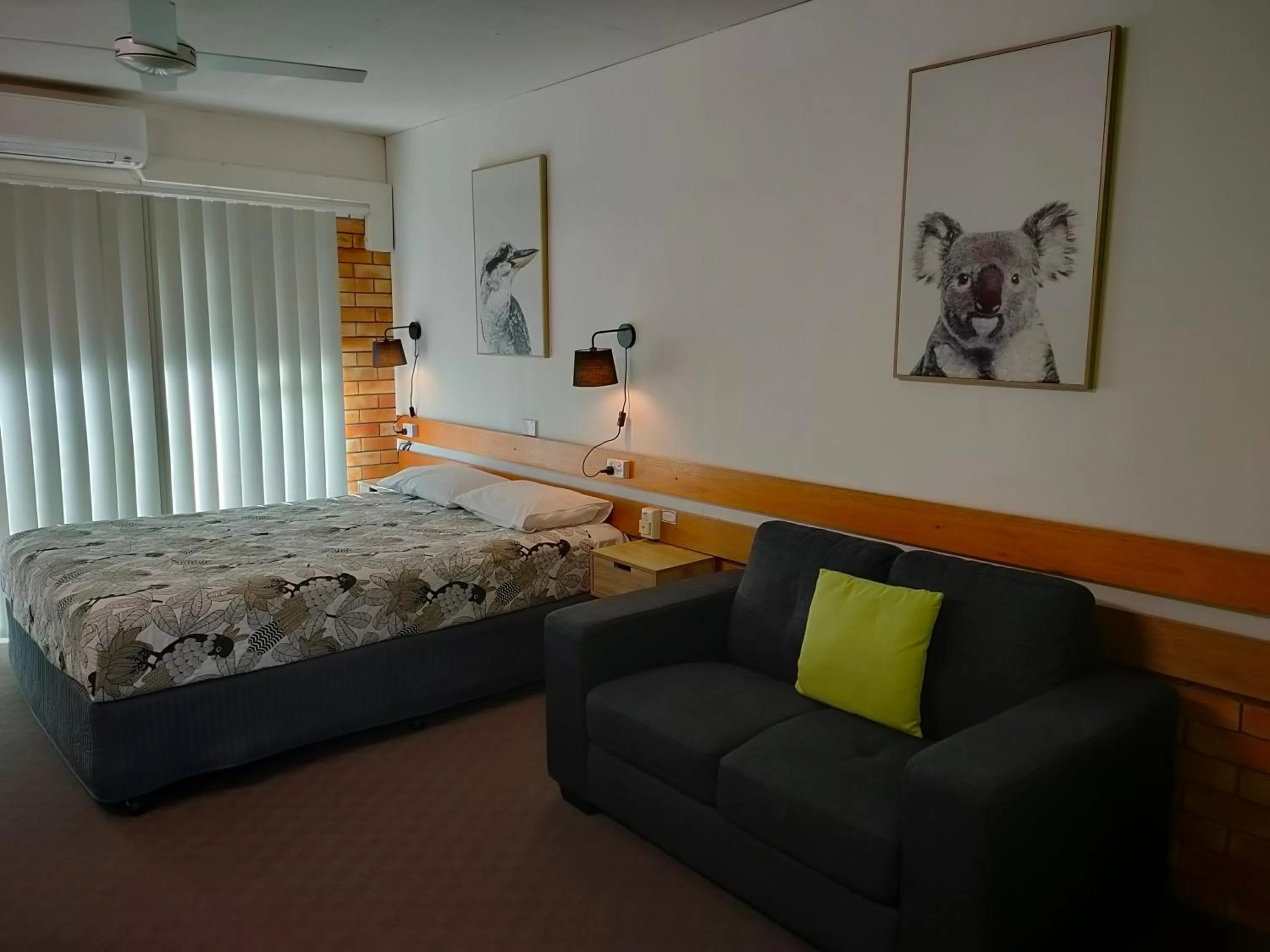 Bed in Shelly Beach Motel