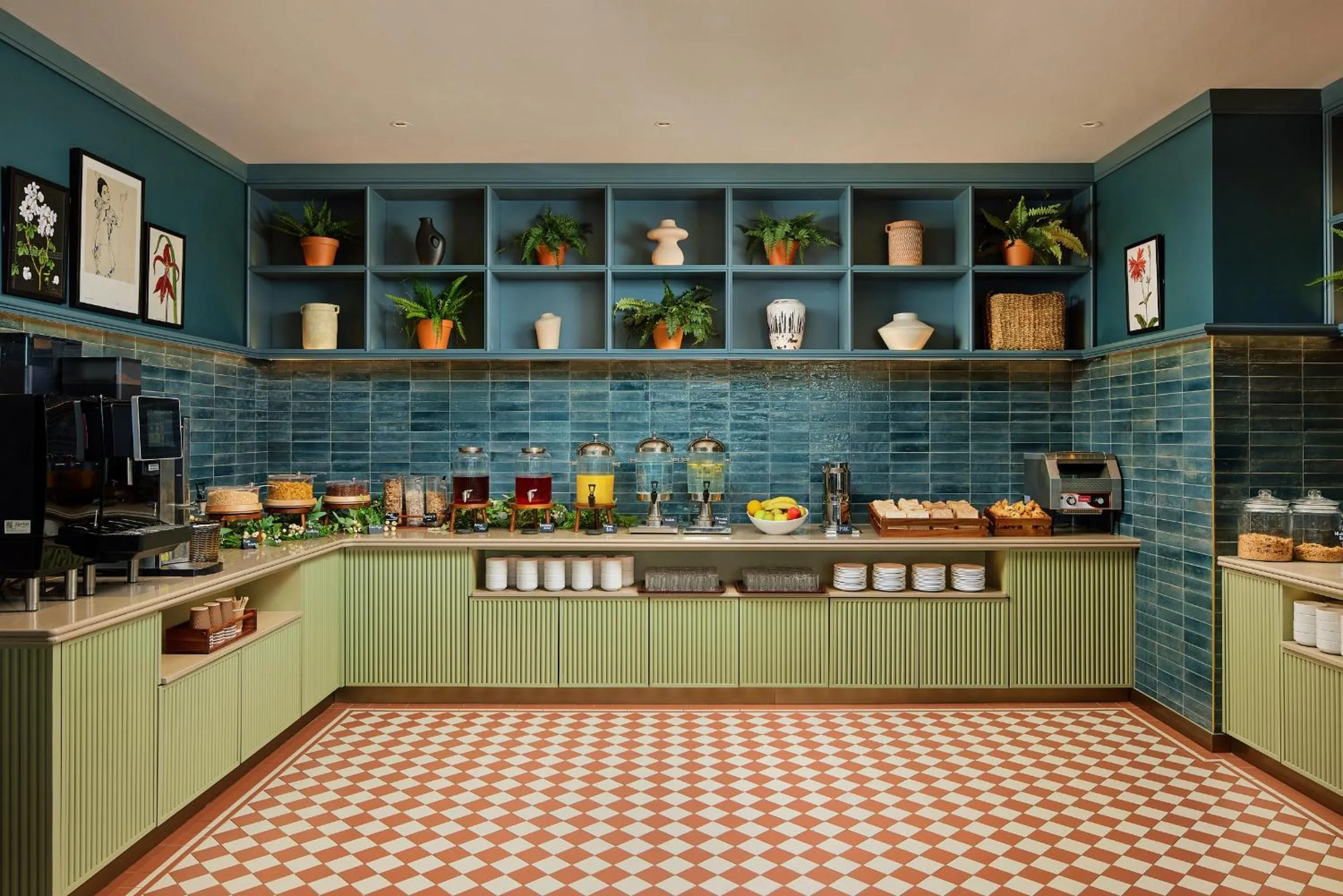 Restaurant/places to eat in The Gateway Hotel