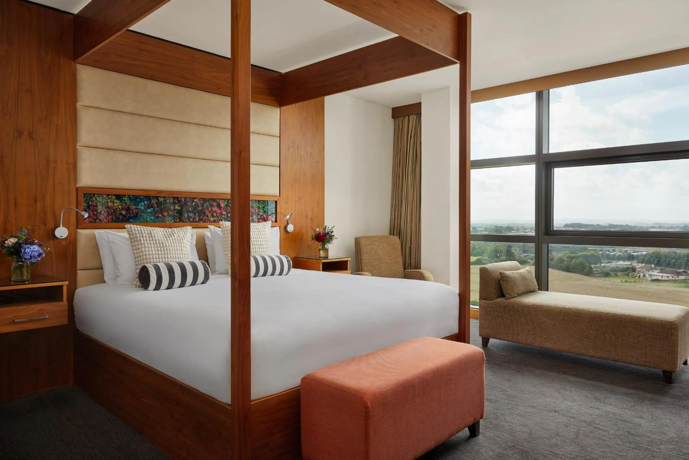 View (from property/room), Bed in The Gateway Hotel