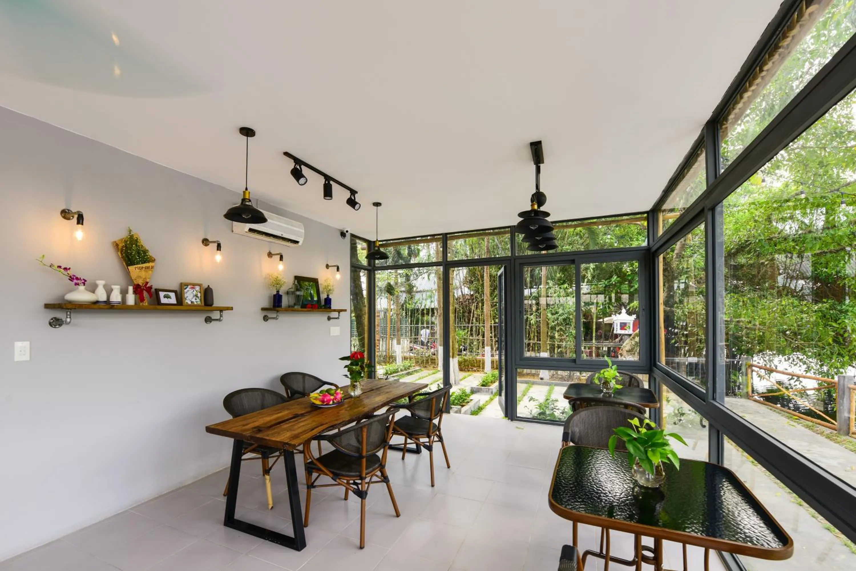 Restaurant/places to eat in La Paix Hue