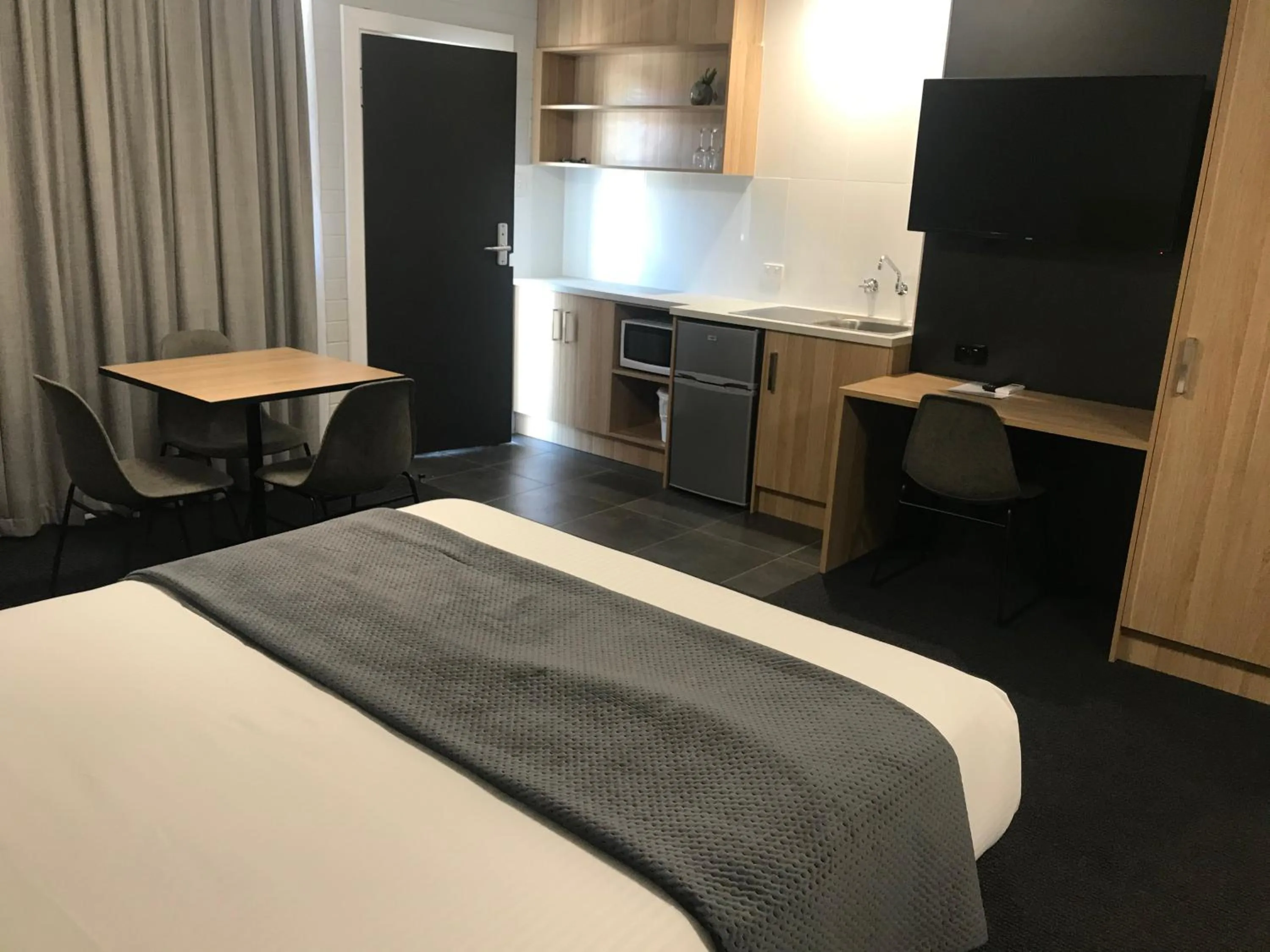 Kitchen or kitchenette, Bed in Frewville Motor Inn