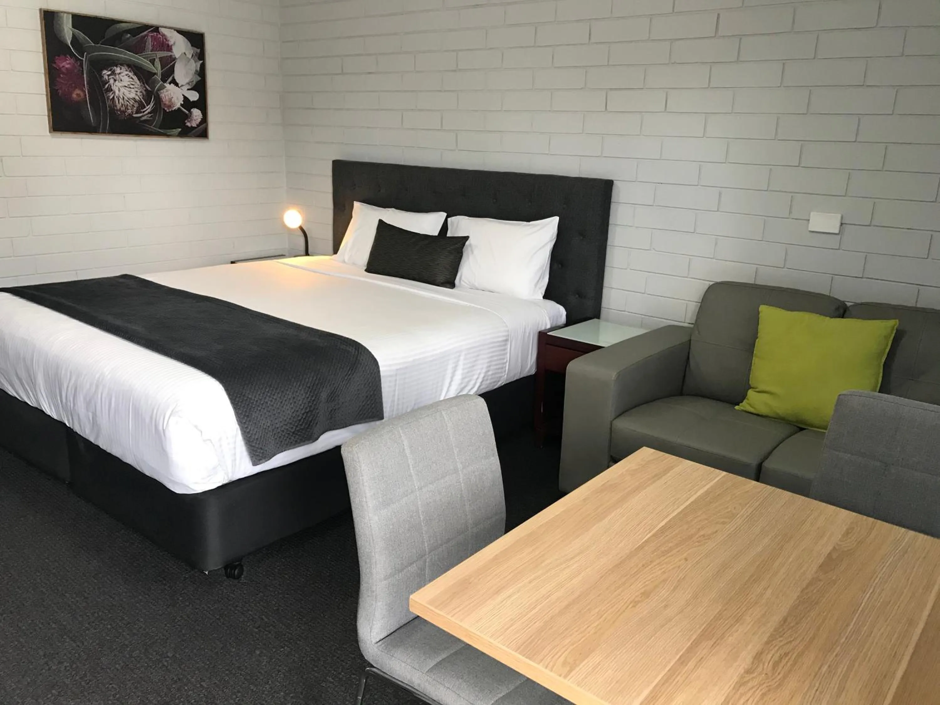 Seating area, Bed in Frewville Motor Inn