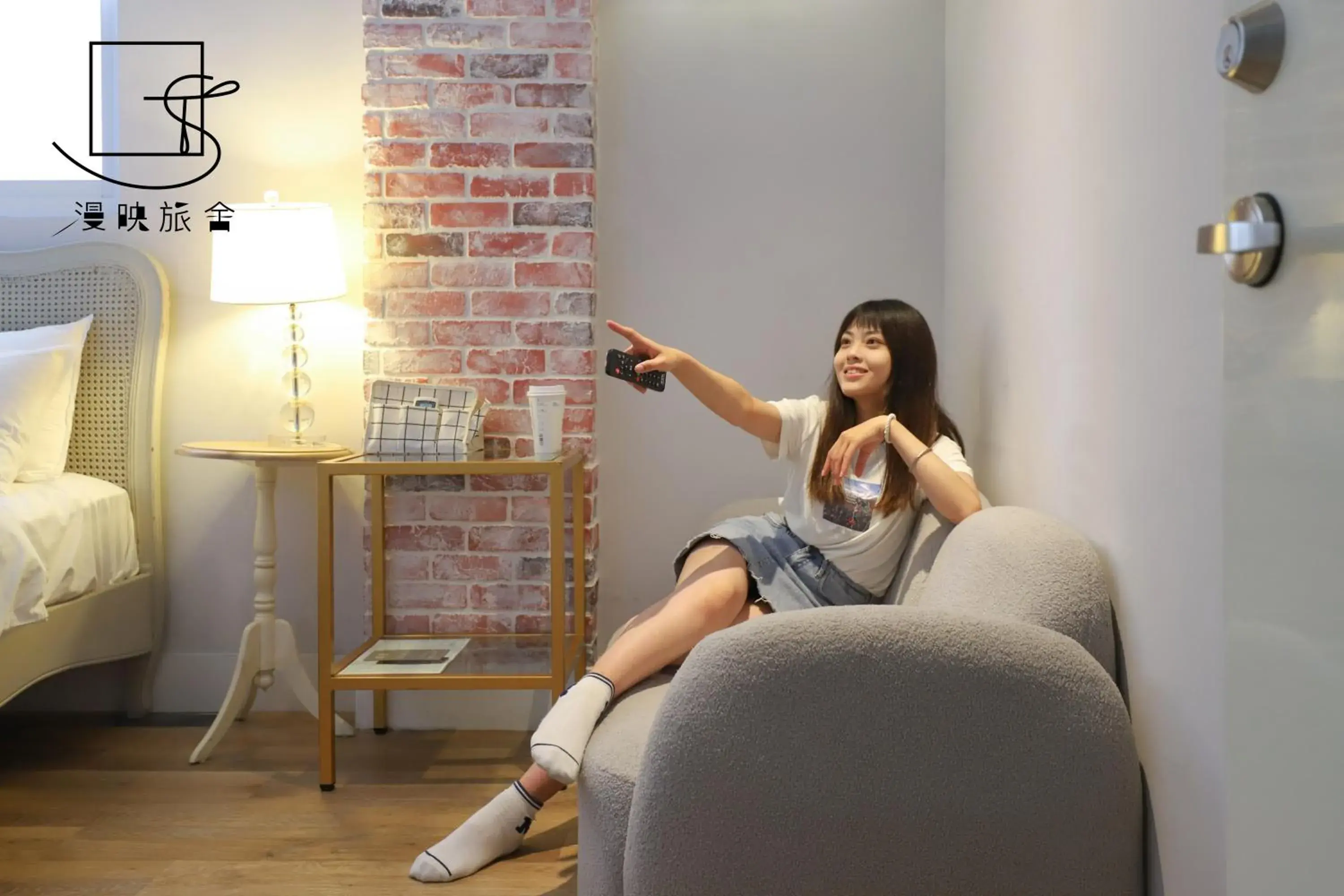 People, Bed in Slow Town Hotel-Reel People, Bed in Slow Town Hotel-Reel