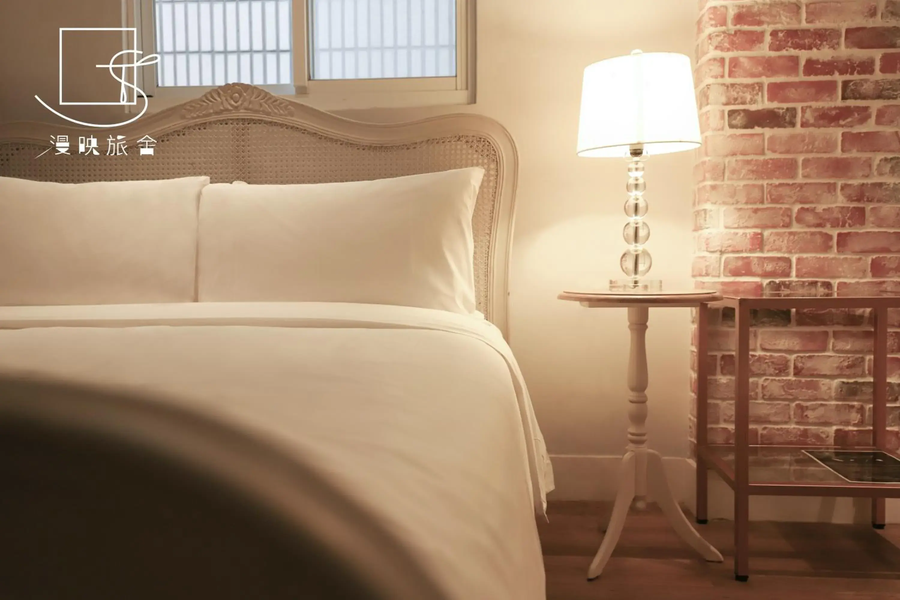 Bed in Slow Town Hotel-Reel Bed in Slow Town Hotel-Reel