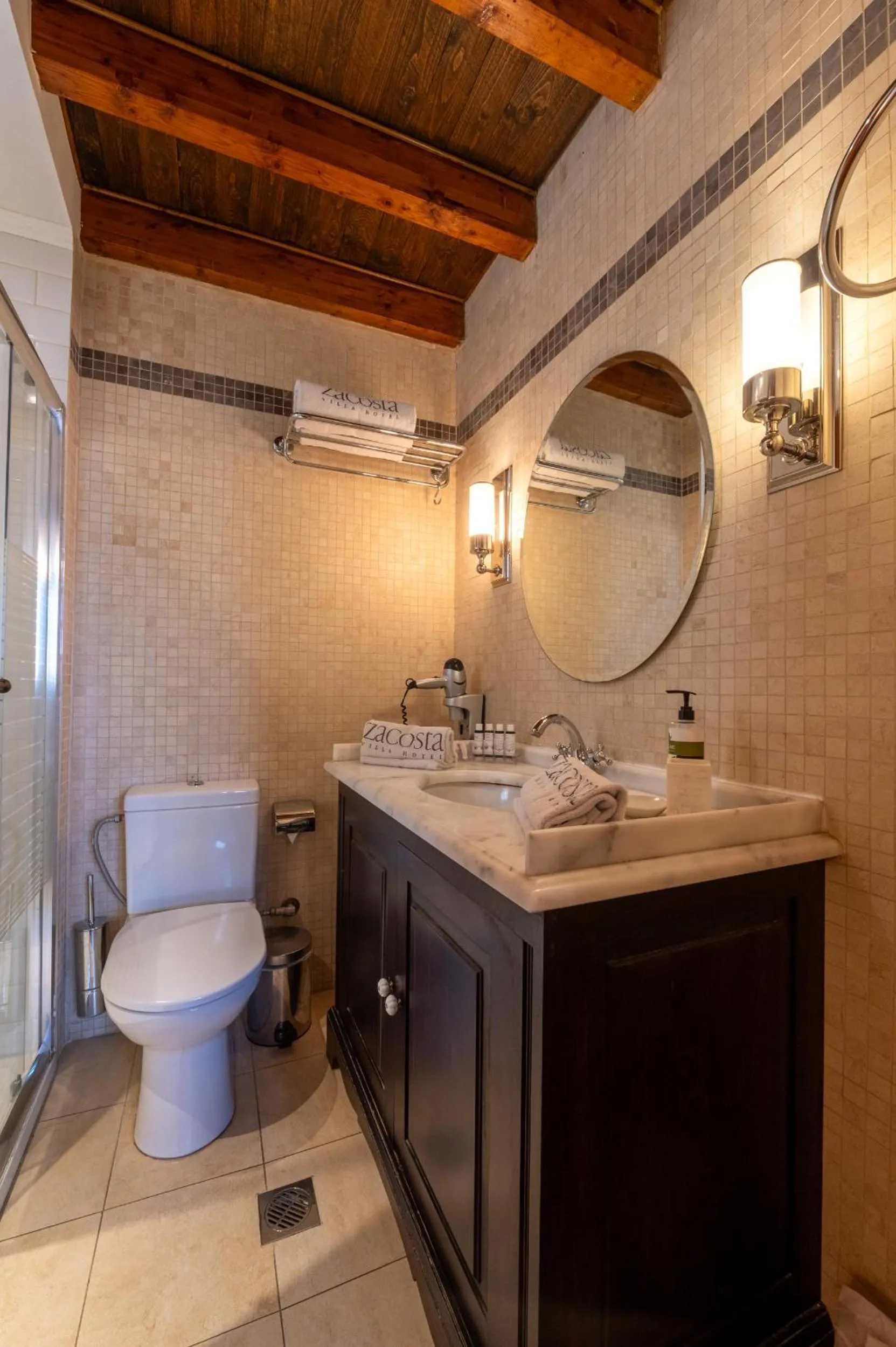 Toilet in Zacosta Villa Hotel