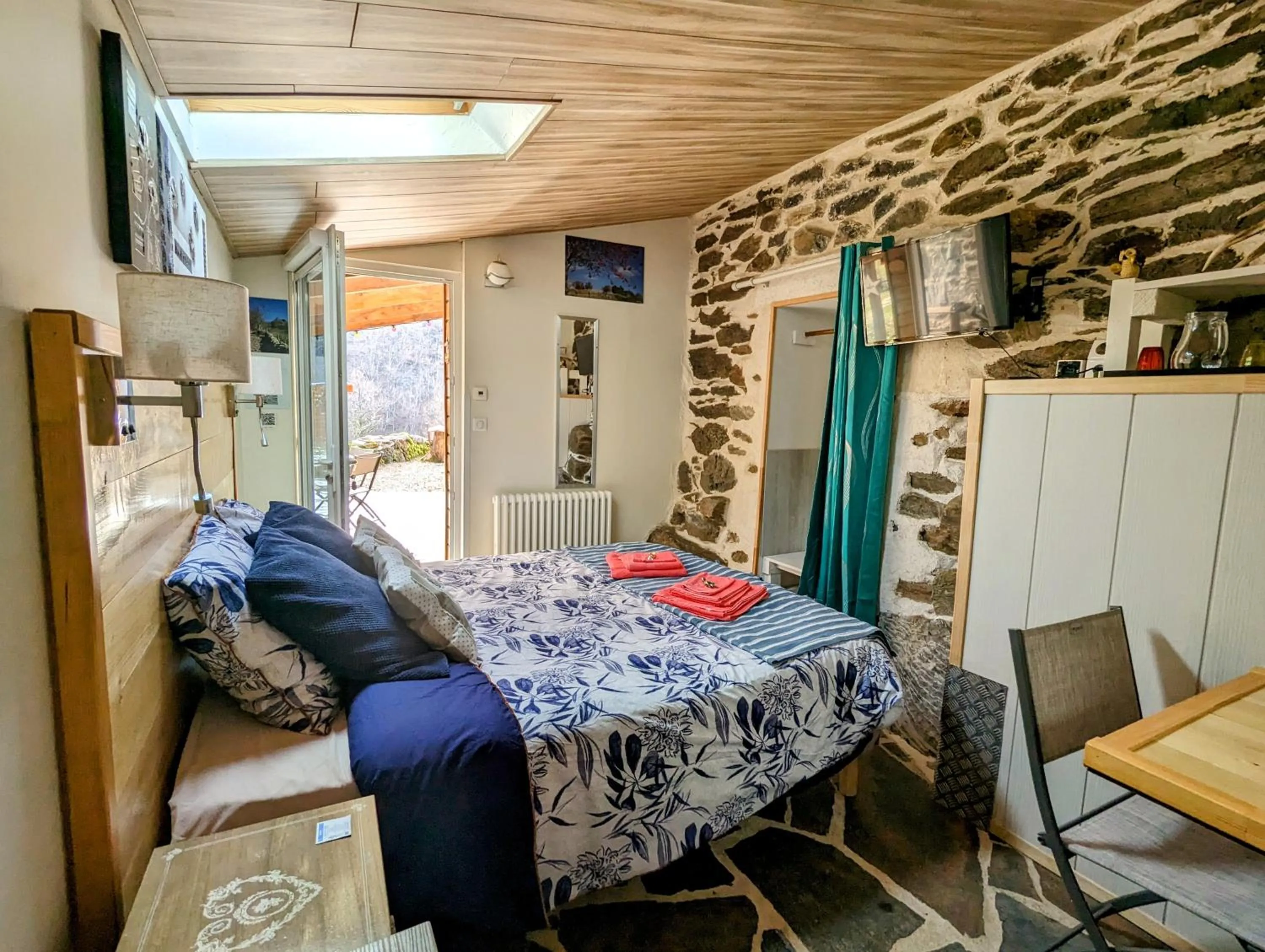 TV and multimedia in Chambres d'hôtes Le Lepadou-Bas