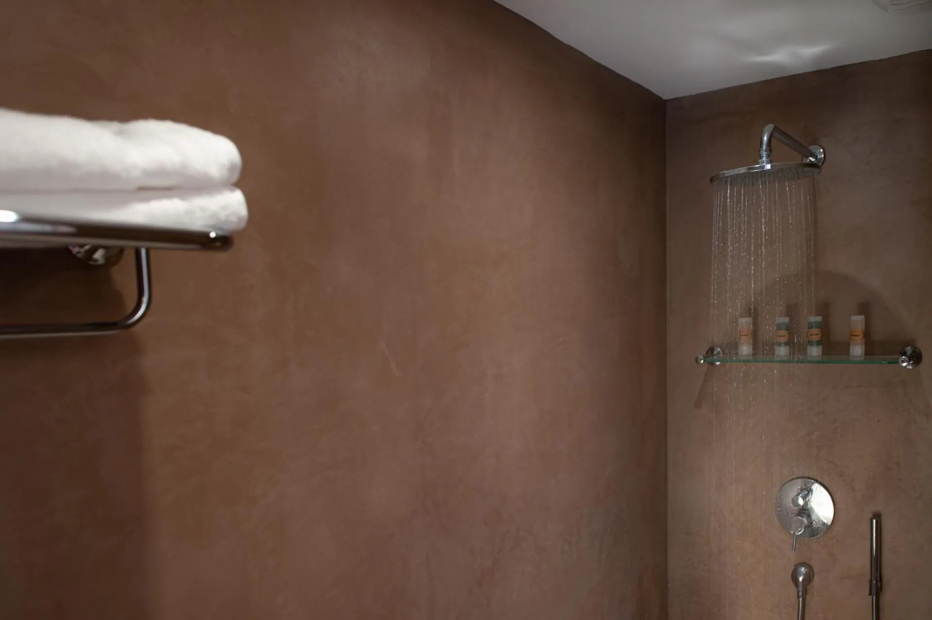 Shower in Maison Dauphine