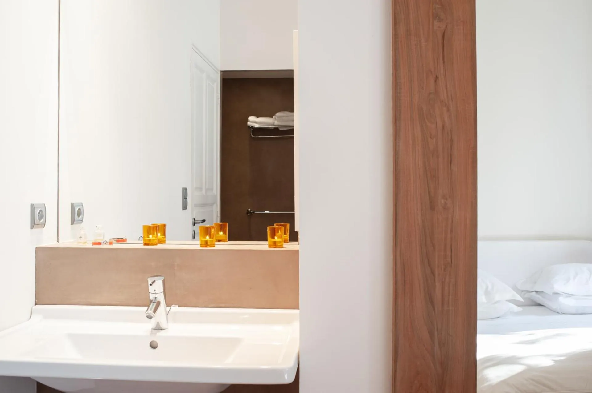 Bathroom, Bed in Maison Dauphine