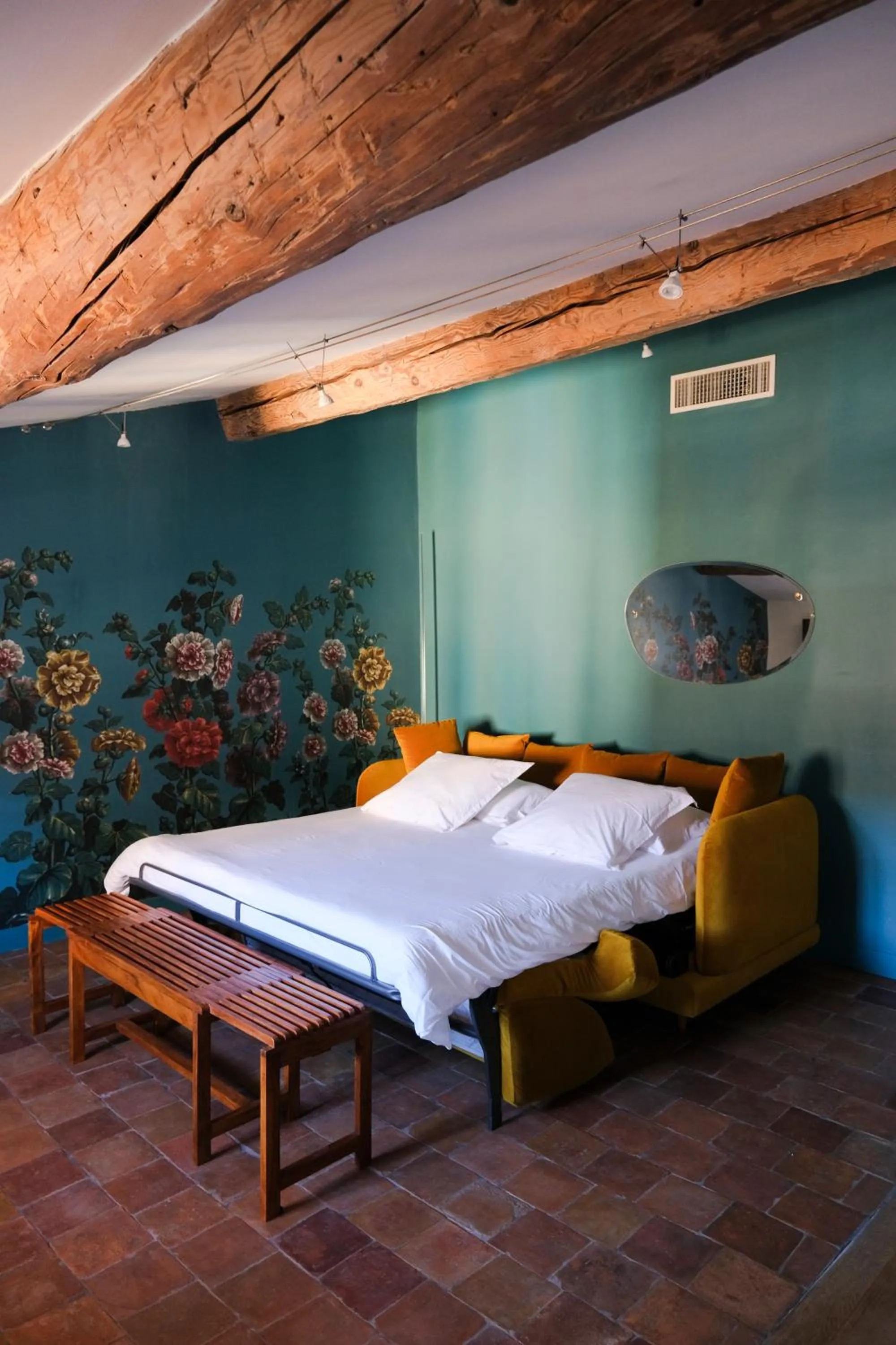 Living room, Bed in Maison Dauphine