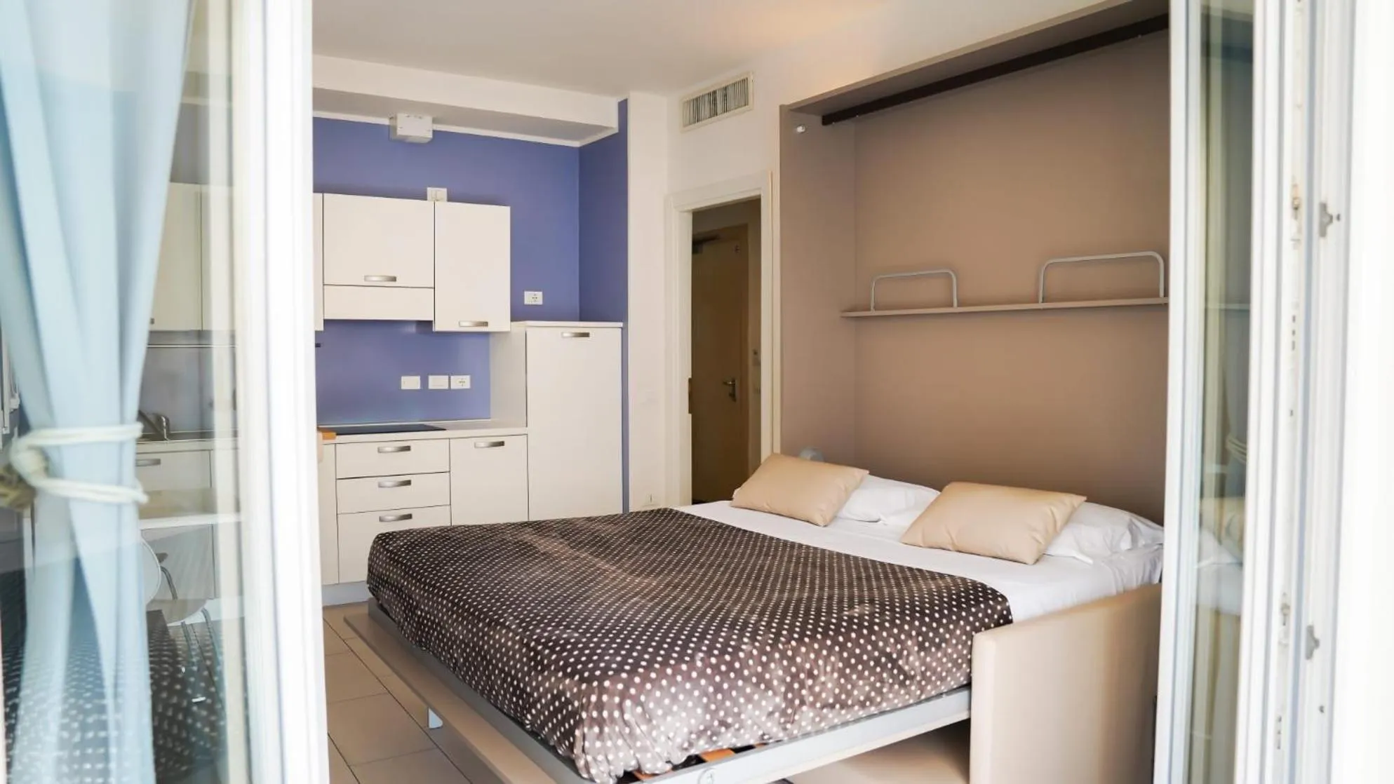 Dining area, Bed in Residence Sunrise