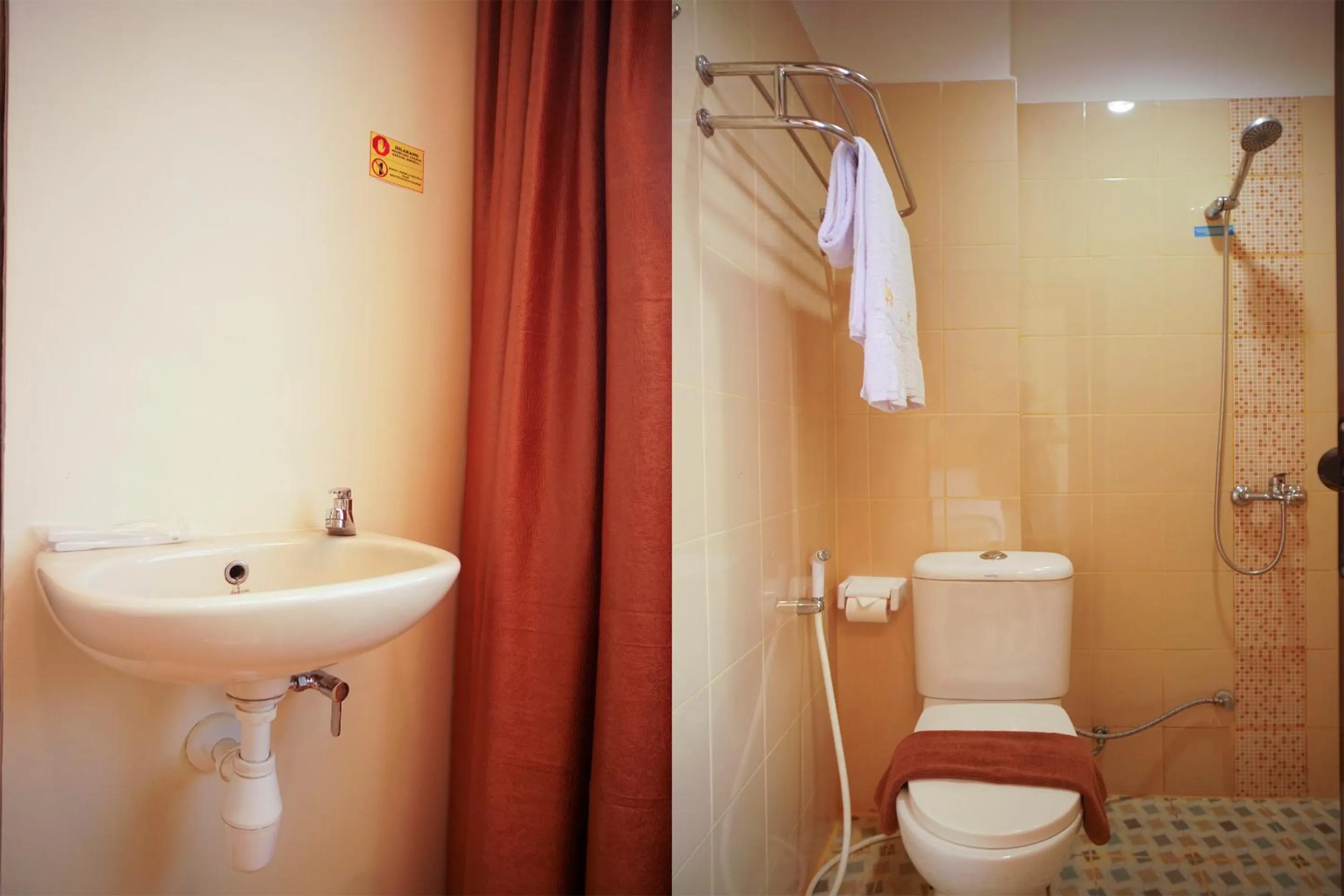 Bathroom in OYO 147 Hotel Winer