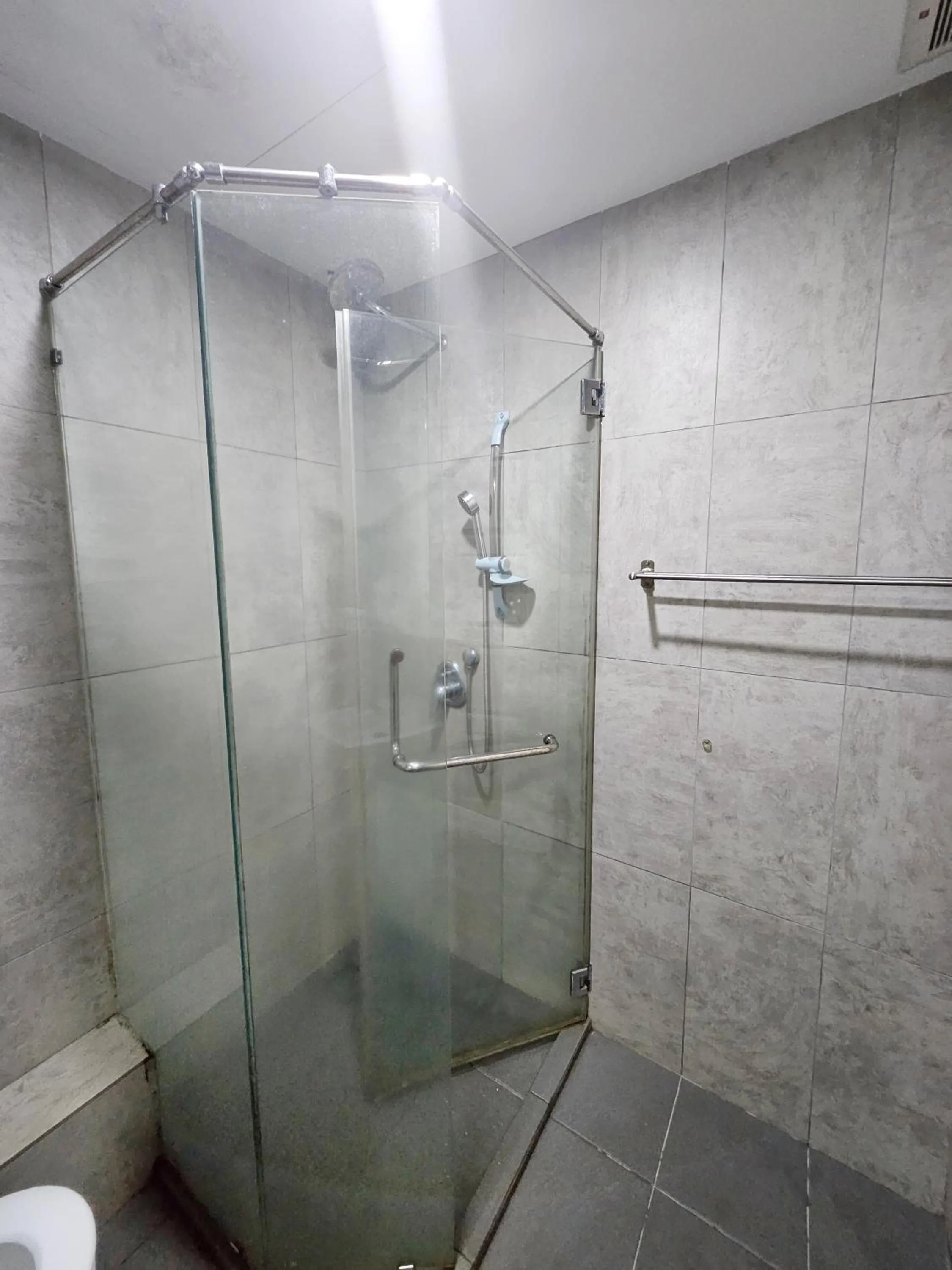 Bathroom in Mansion One by Sky Hive