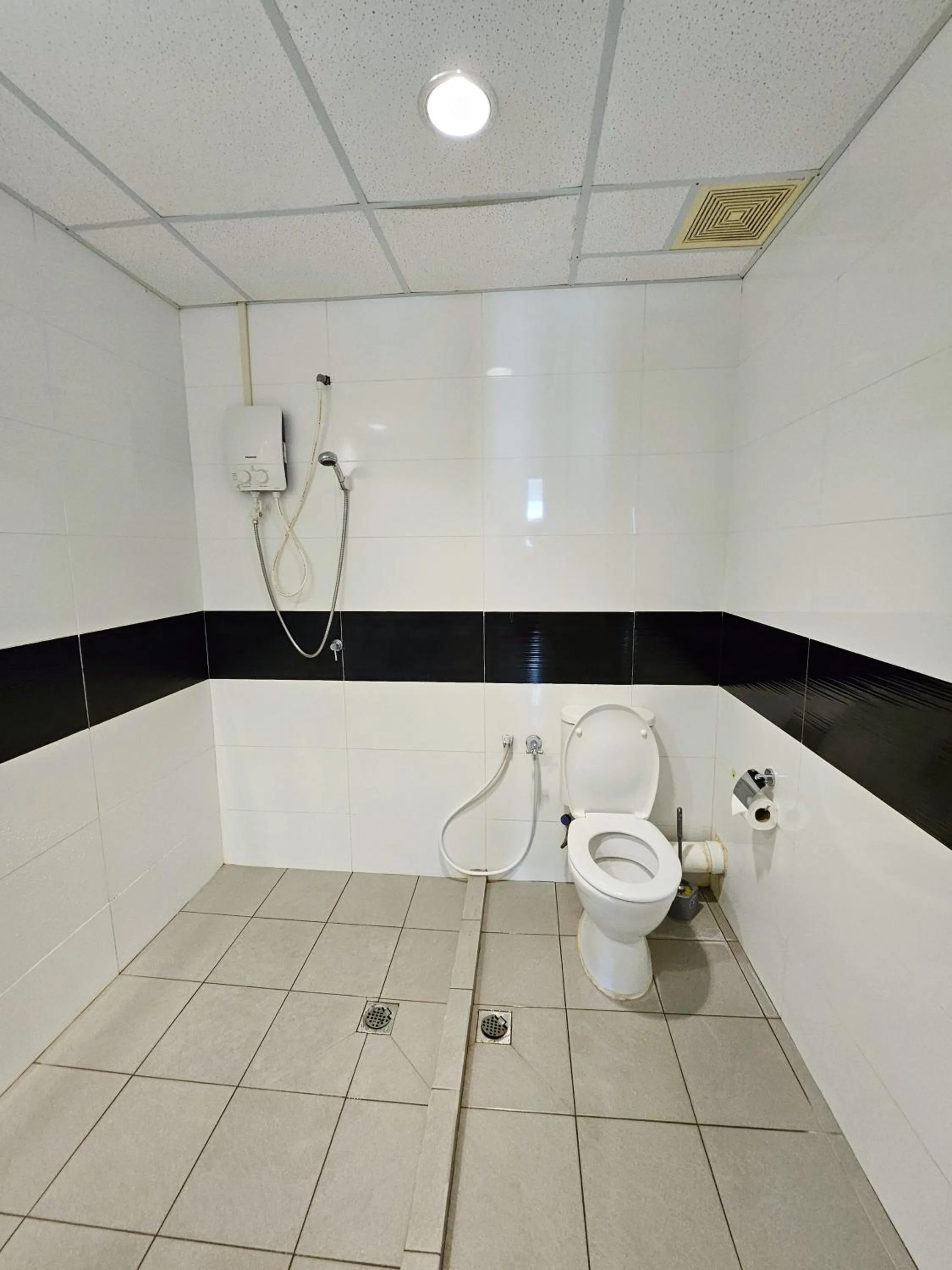 Bathroom in Mansion One by Sky Hive