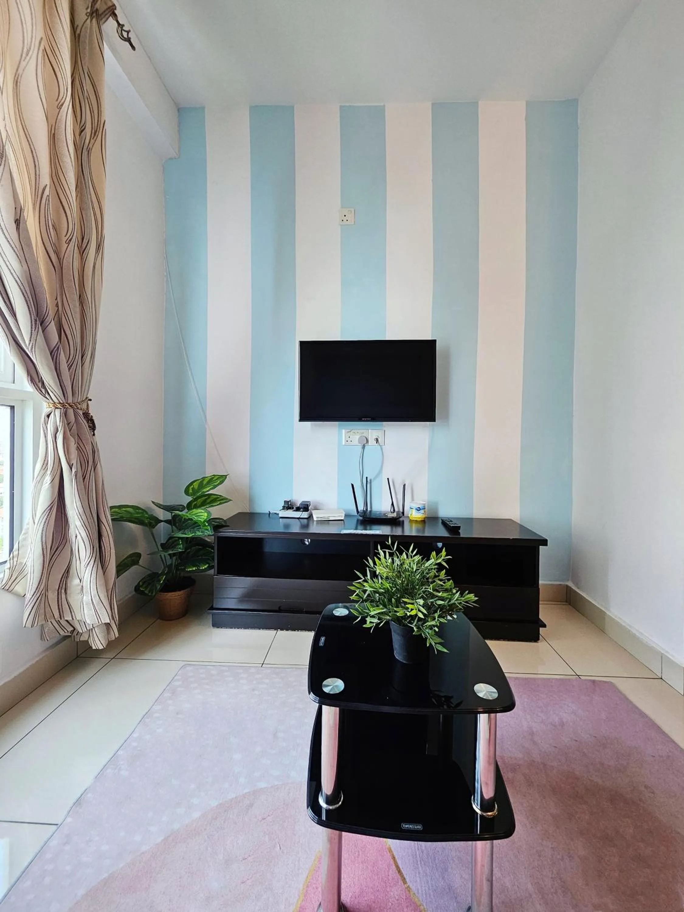 Living room in Mansion One by Sky Hive