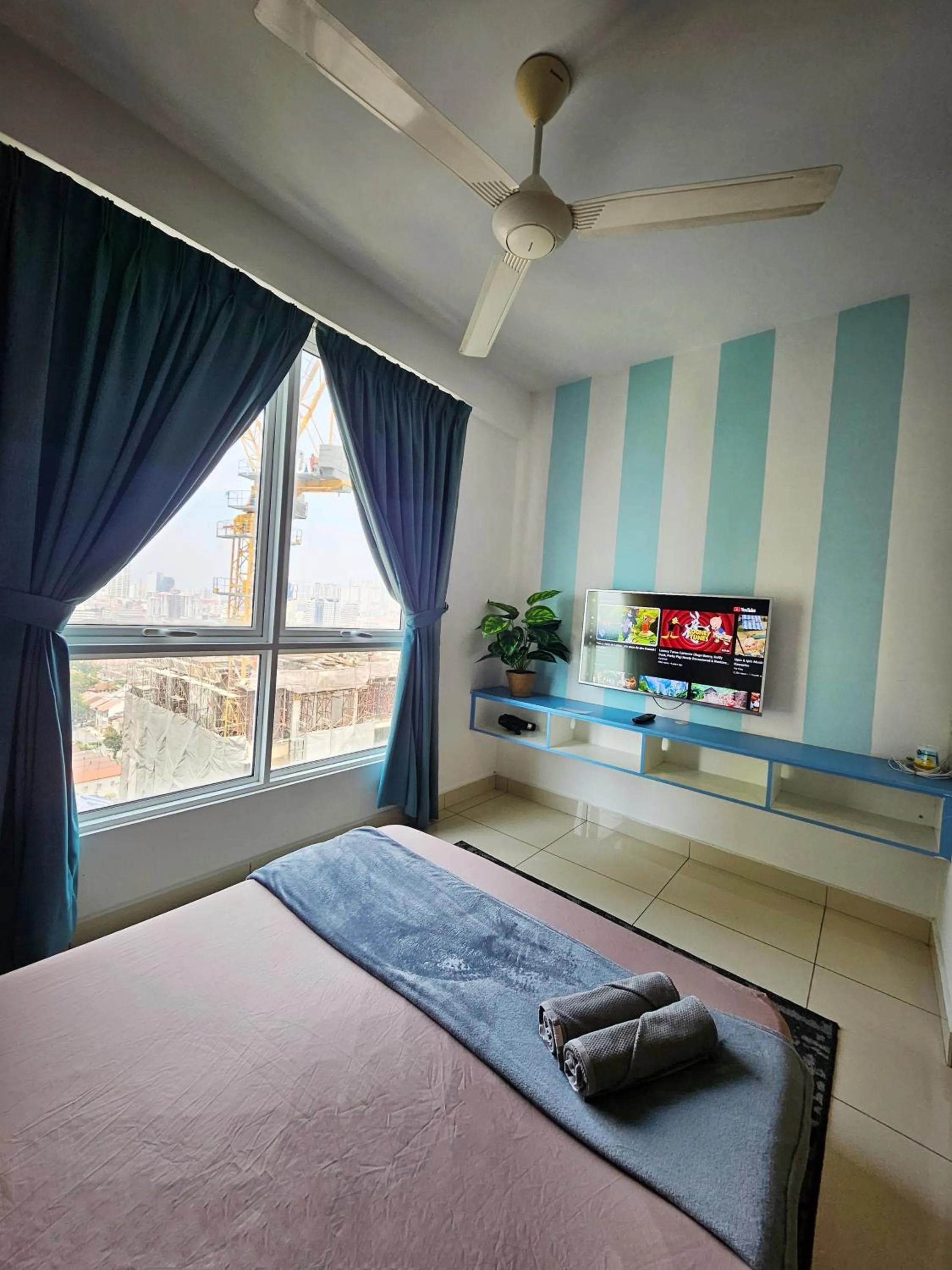 Photo of the whole room, Bed in Mansion One by Sky Hive