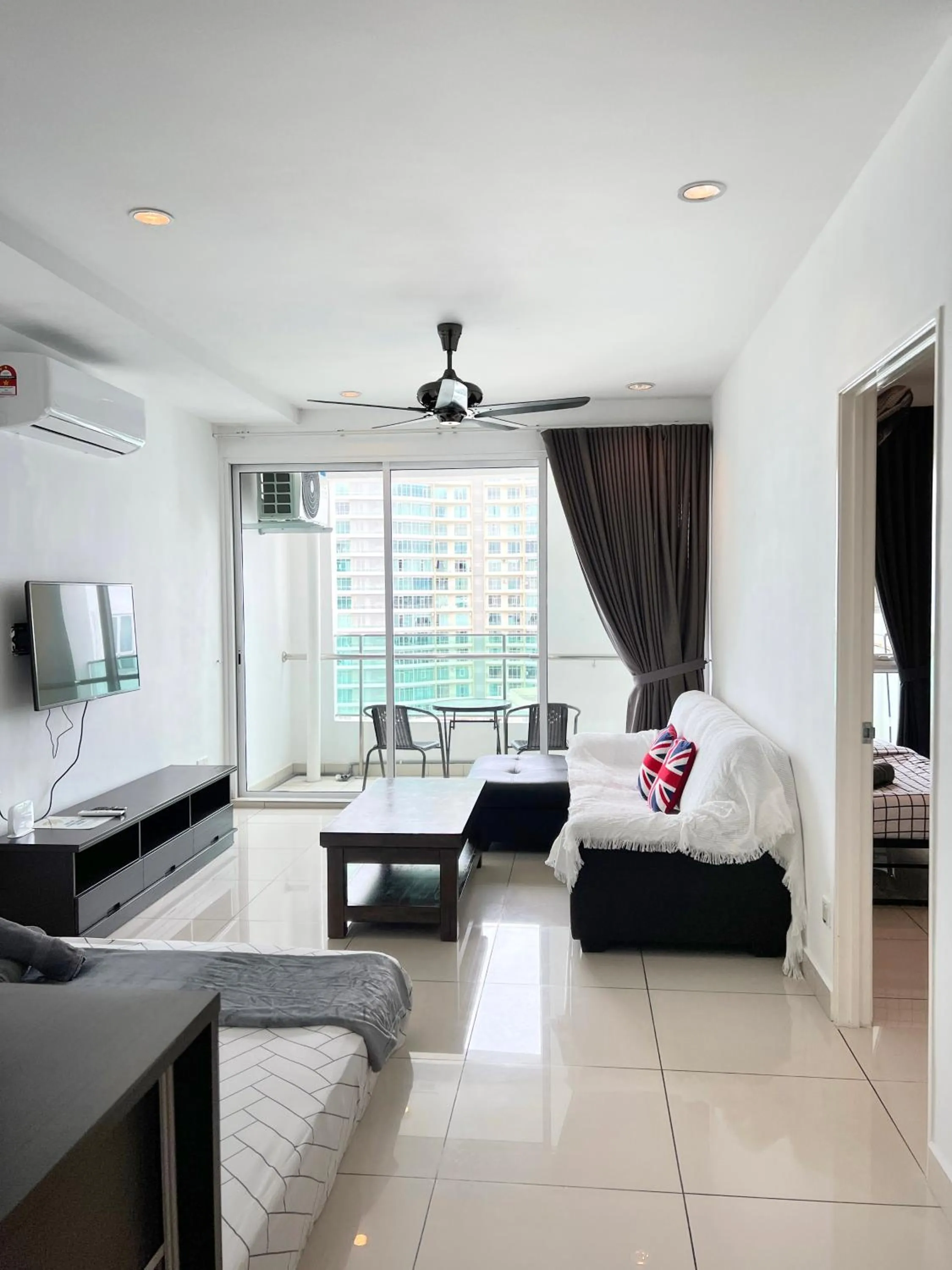 Living room, Bed in Mansion One by Sky Hive